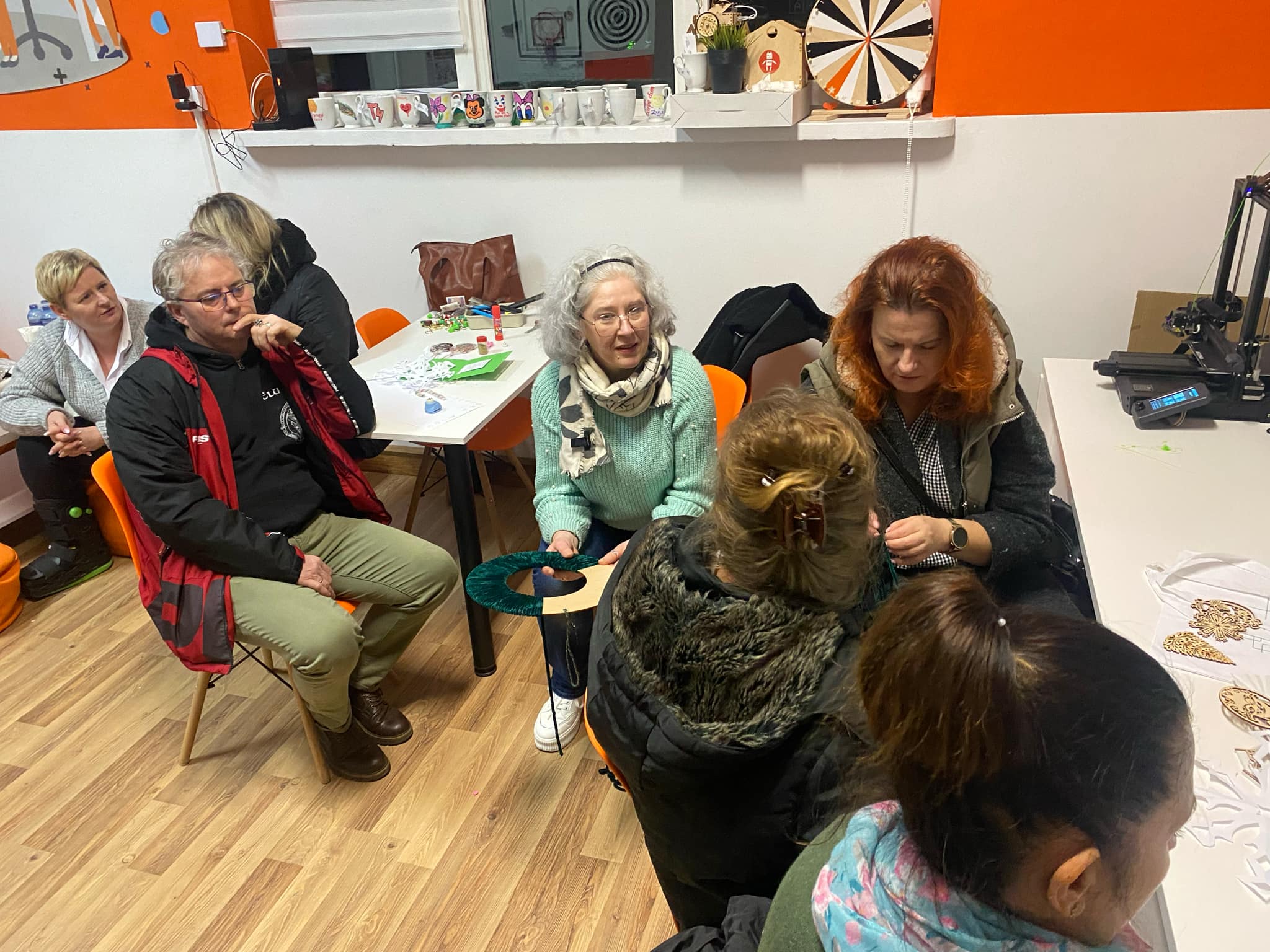 Grupa osób zebranych w Pracowni Orange.