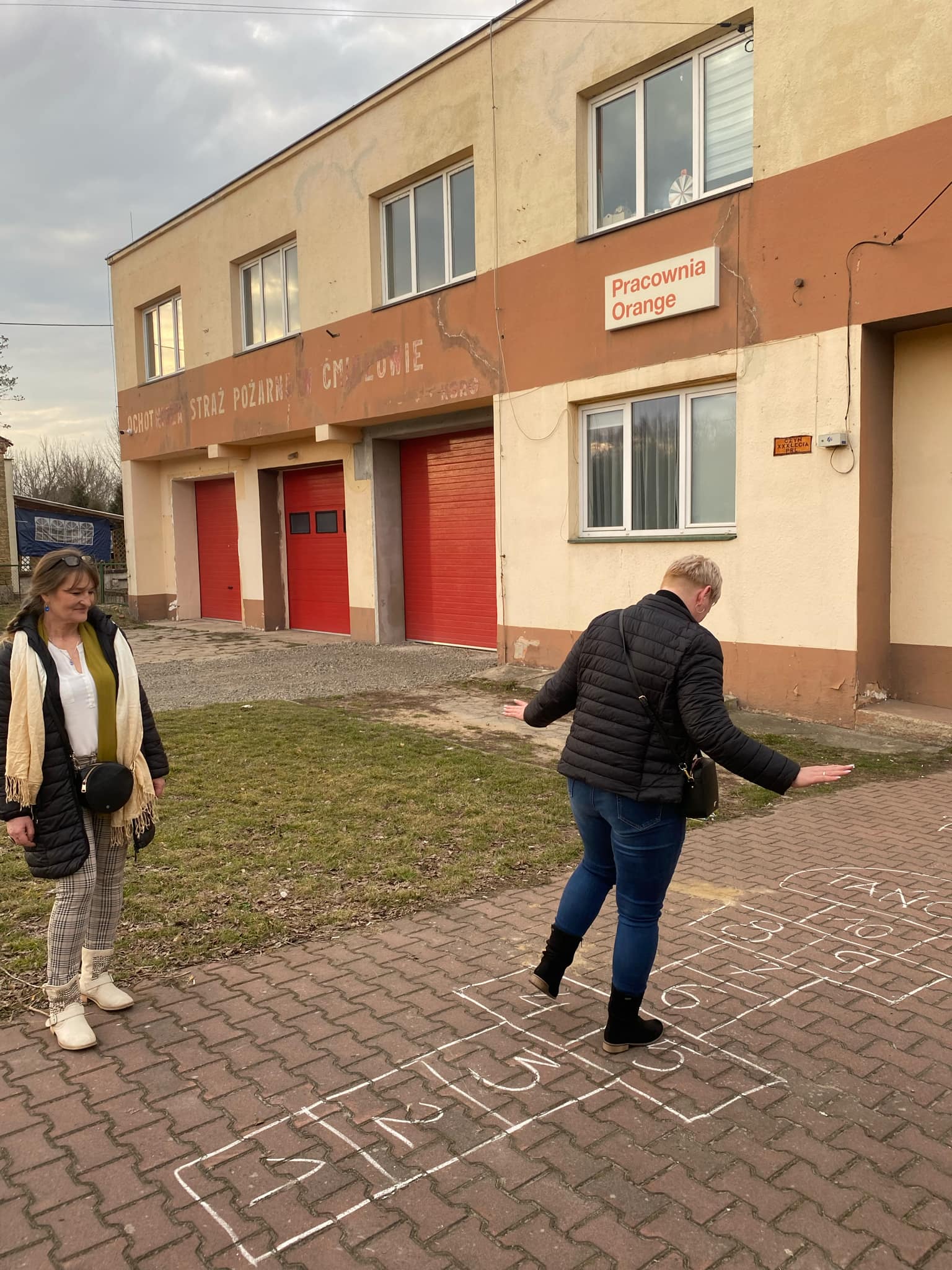 Osoba skacząca po polach tzw. klas - zabawy podwórkowej.