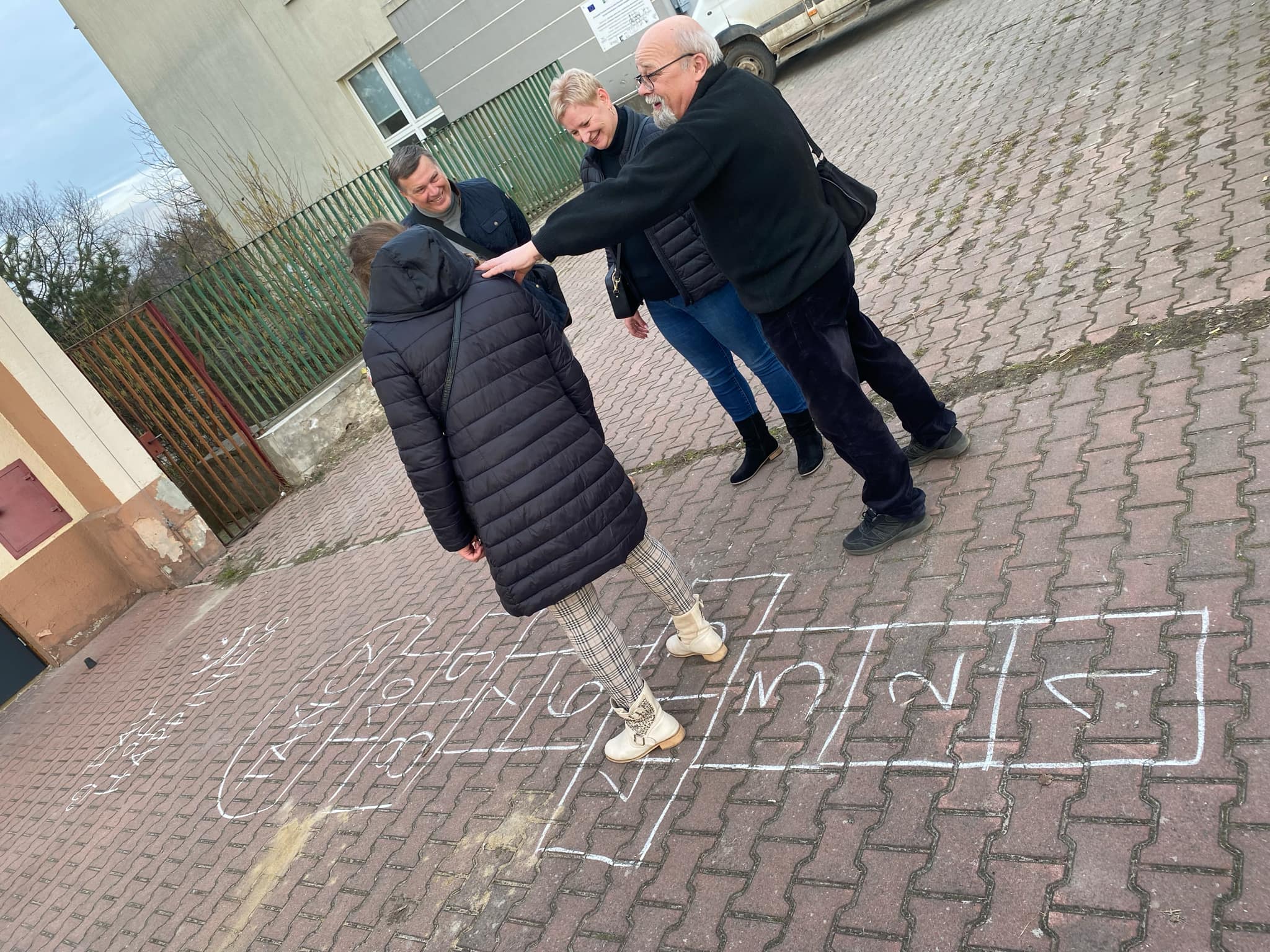 Osoba stojąca na polu tzw. klas - zabawy podwórkowej.