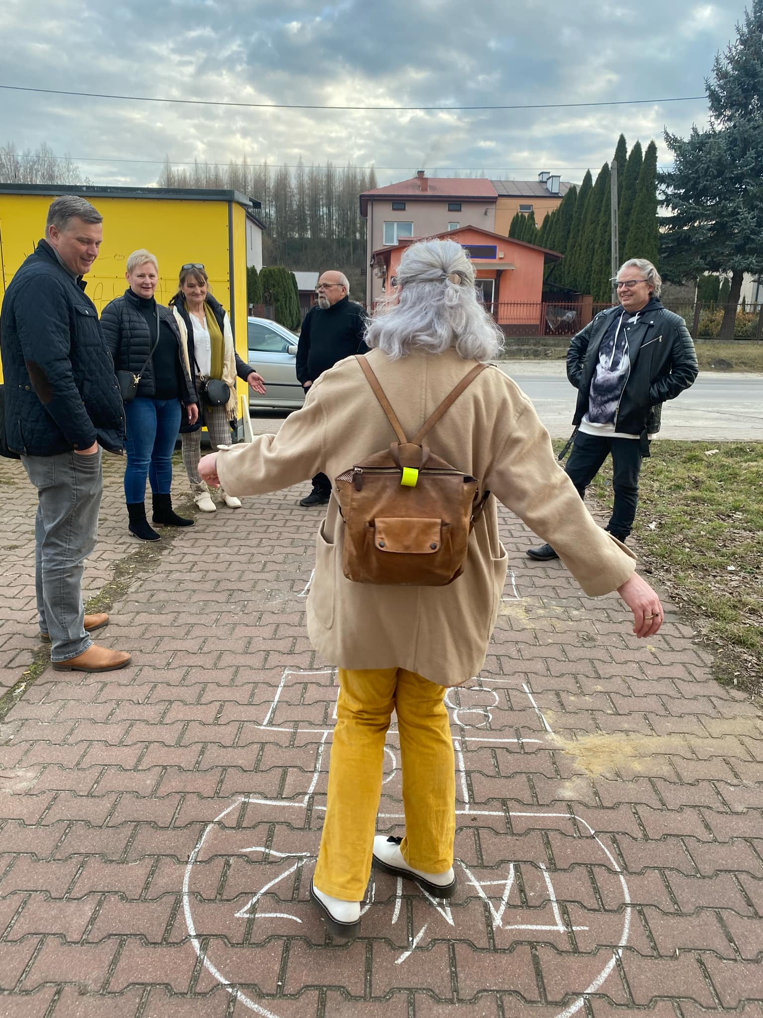 Osoba skacząca po polach tzw. klas - zabawy podwórkowej.