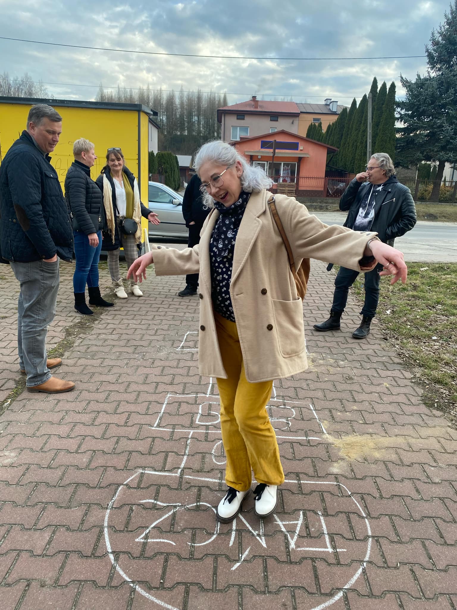 Osoba stojąca na polu tzw. klas - zabawy podwórkowej.