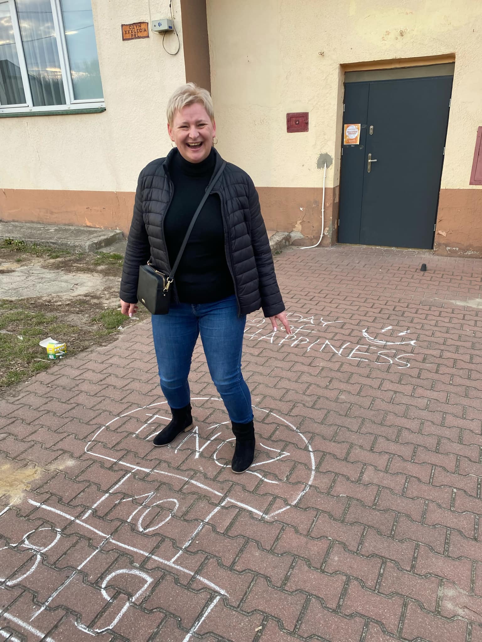 Osoba skacząca po polach tzw. klas - zabawy podwórkowej.