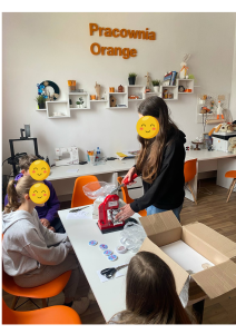 Grupa osób przygotowuje przypinki.