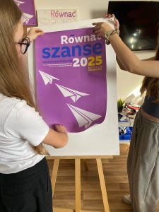 Plakat promocyjny programu "Równać szanse".