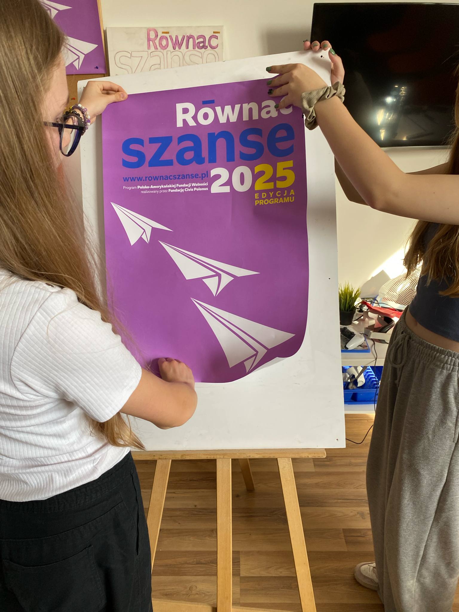 Plakat promocyjny programu "Równać szanse".