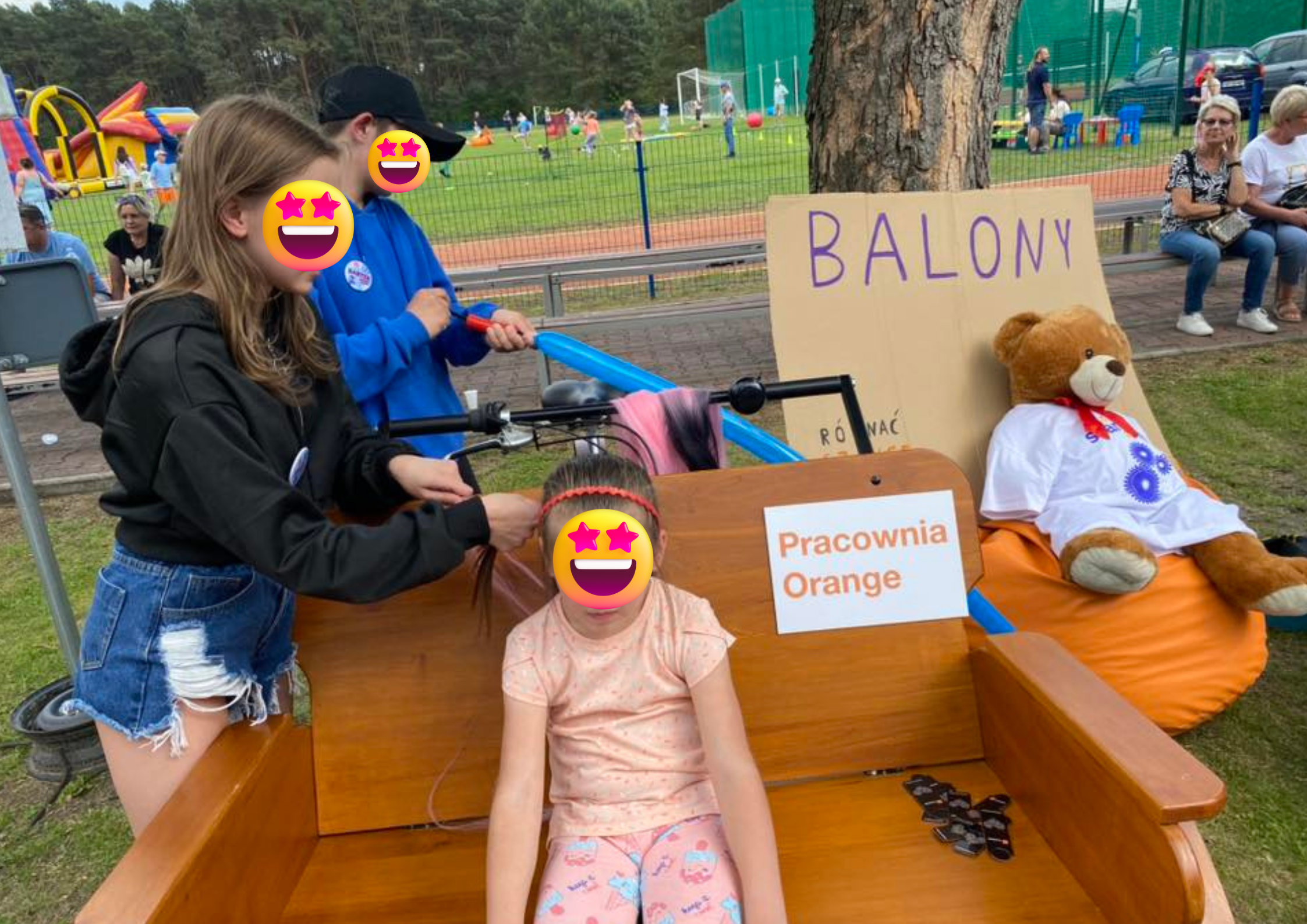 Nastolatka zaplata dziewczynce warkoczyk.