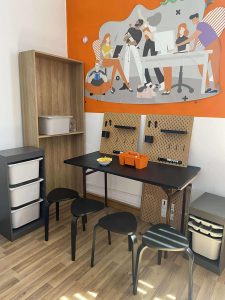 pomieszczenie biurowe Fundacji Orange w Ćmielowie, biurko, krzesła, szafki, pudełka