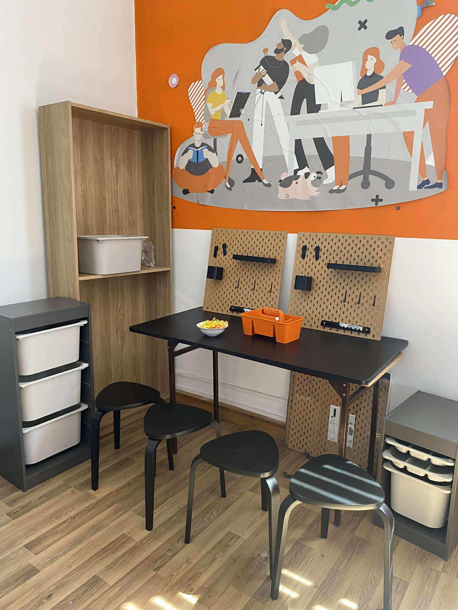 pomieszczenie biurowe Fundacji Orange w Ćmielowie, biurko, krzesła, szafki, pudełka