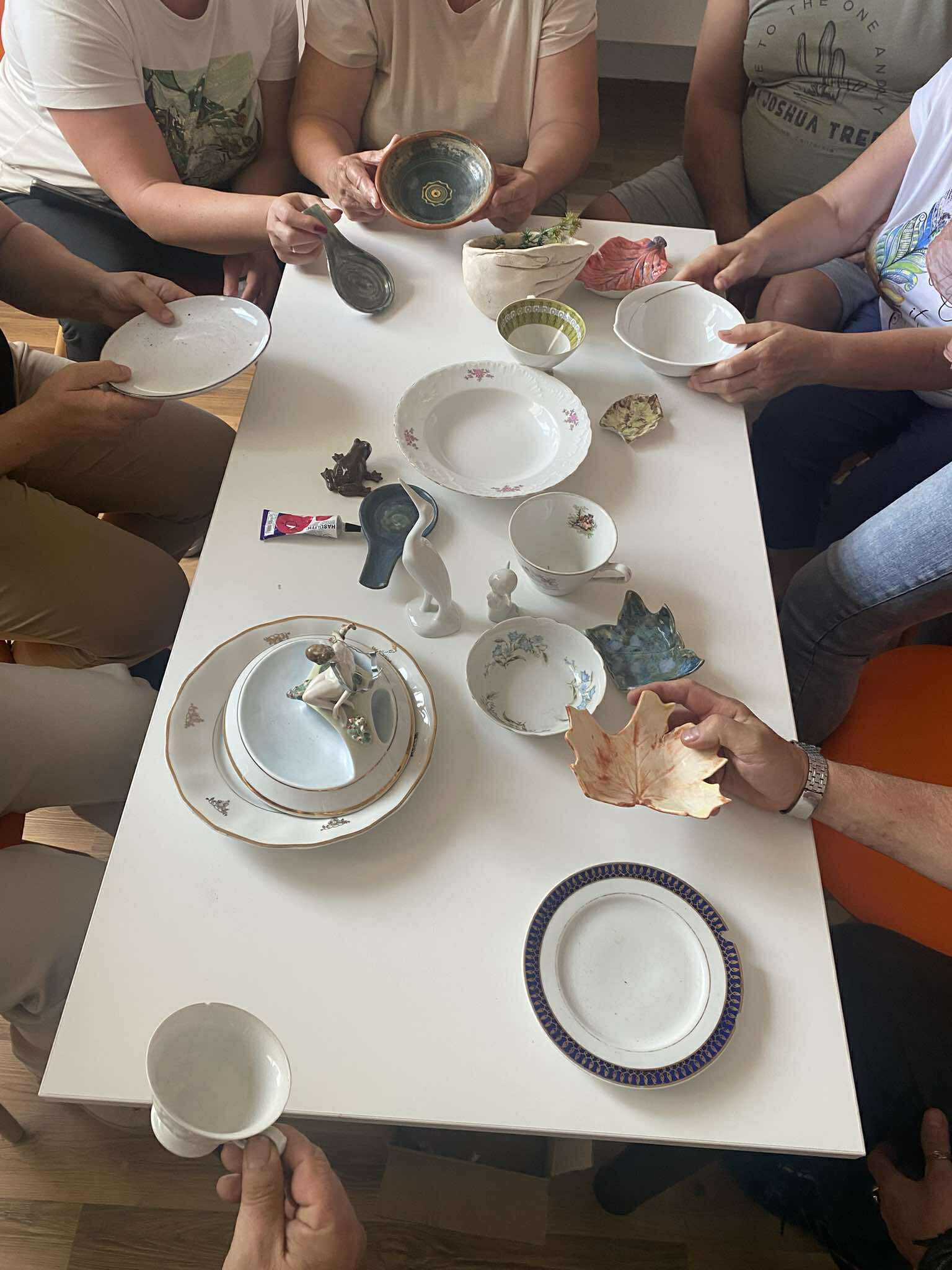 Kobiety przeglądające porcelanę przy stole