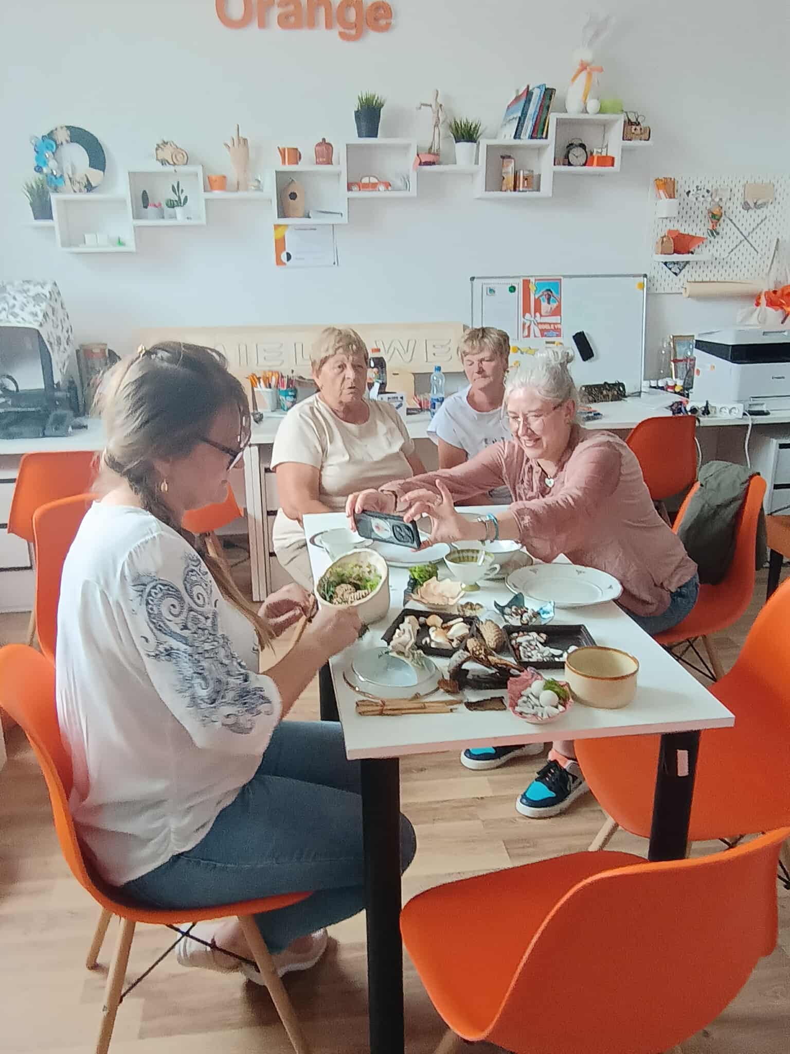 kobiety robiące zdjęcia przedmiotom na stole