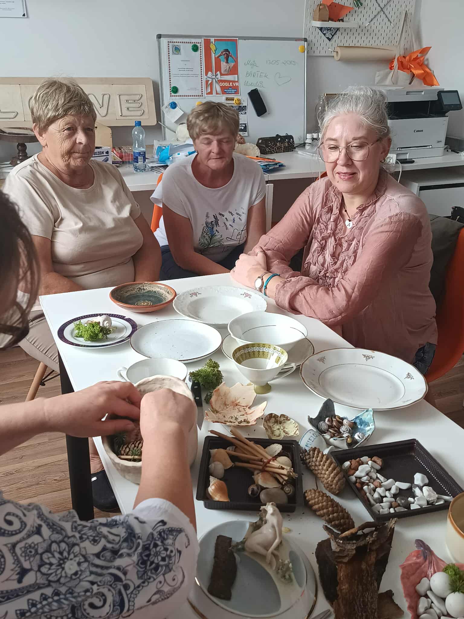 Grupa warsztatowa tworząca ozdoby ze starej porcelany