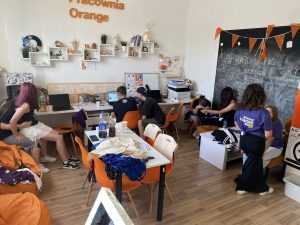 Grupa warsztatowa w pracowni Orange