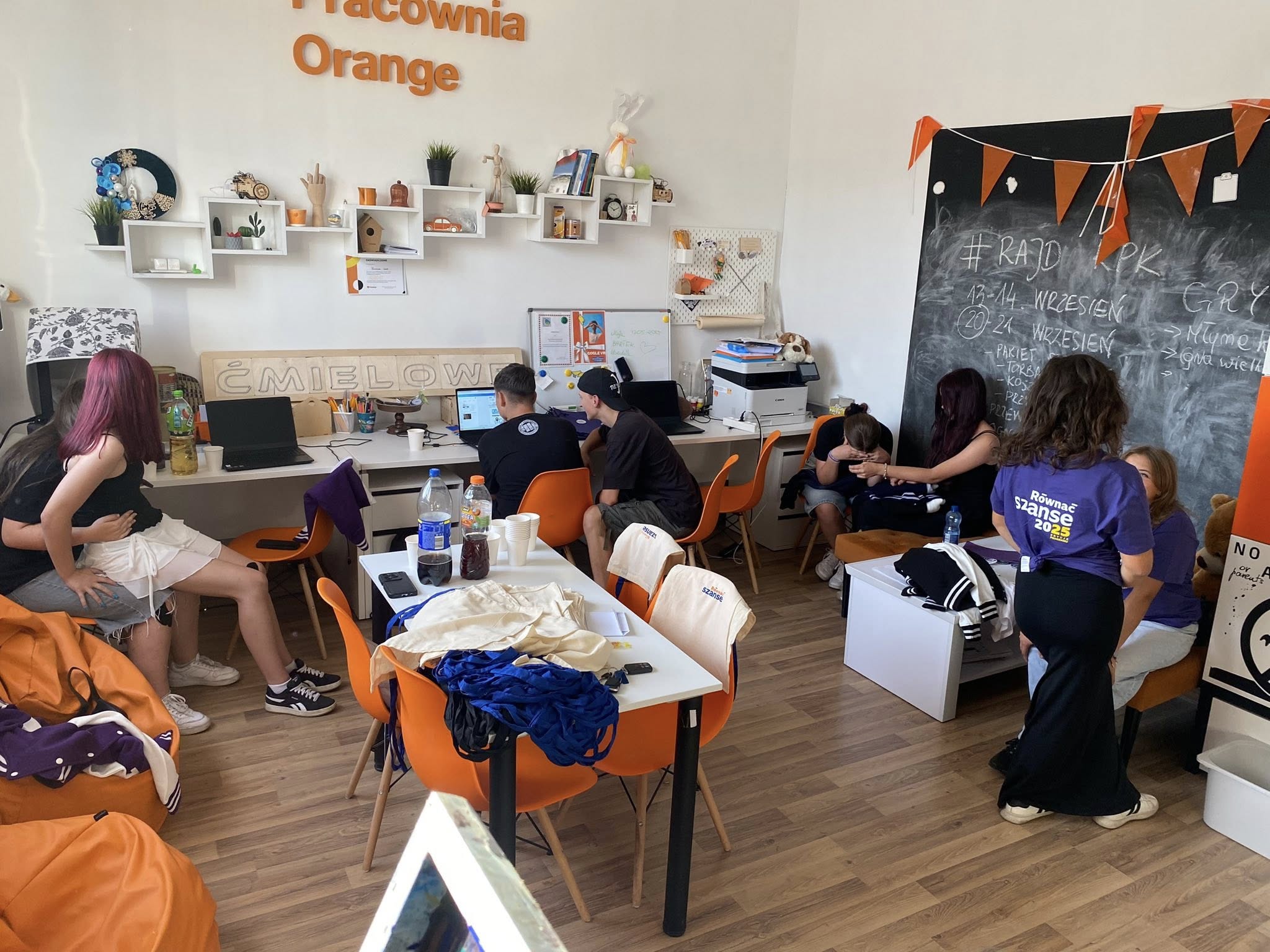 Grupa warsztatowa w pracowni Orange