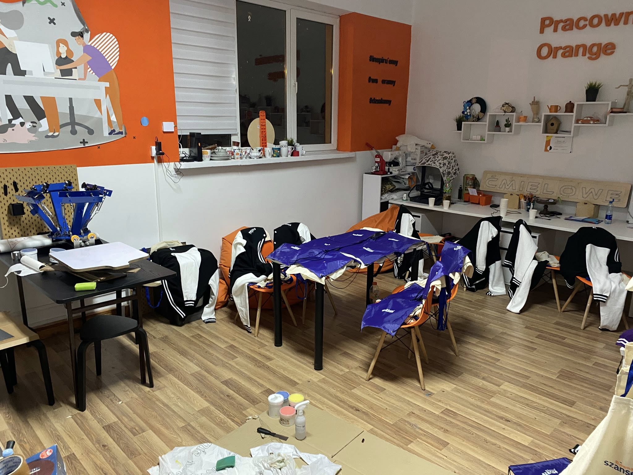 Pracownia Orange pełna produktów z gotowymi nadrukami: torby, worki, bluzy
