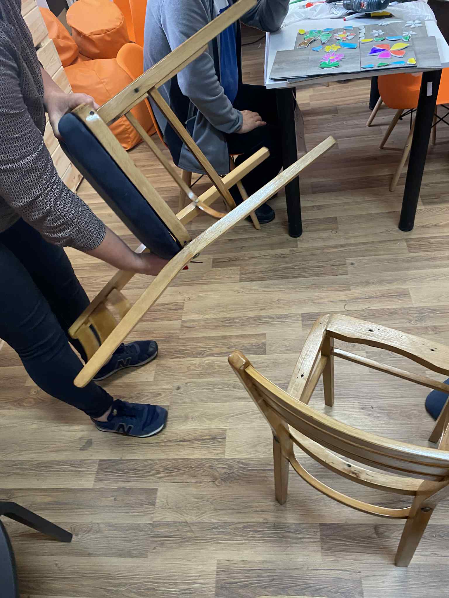 zbliżenie na ręce trzymające ramę krzesła