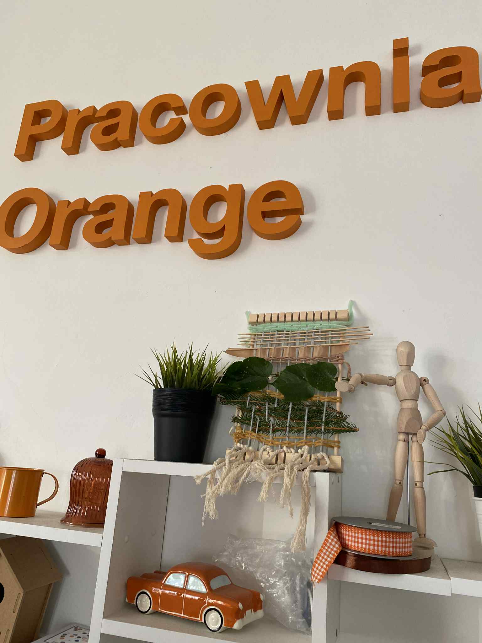zdjęcie gotowej makatki przy napisie Pracowni Orange