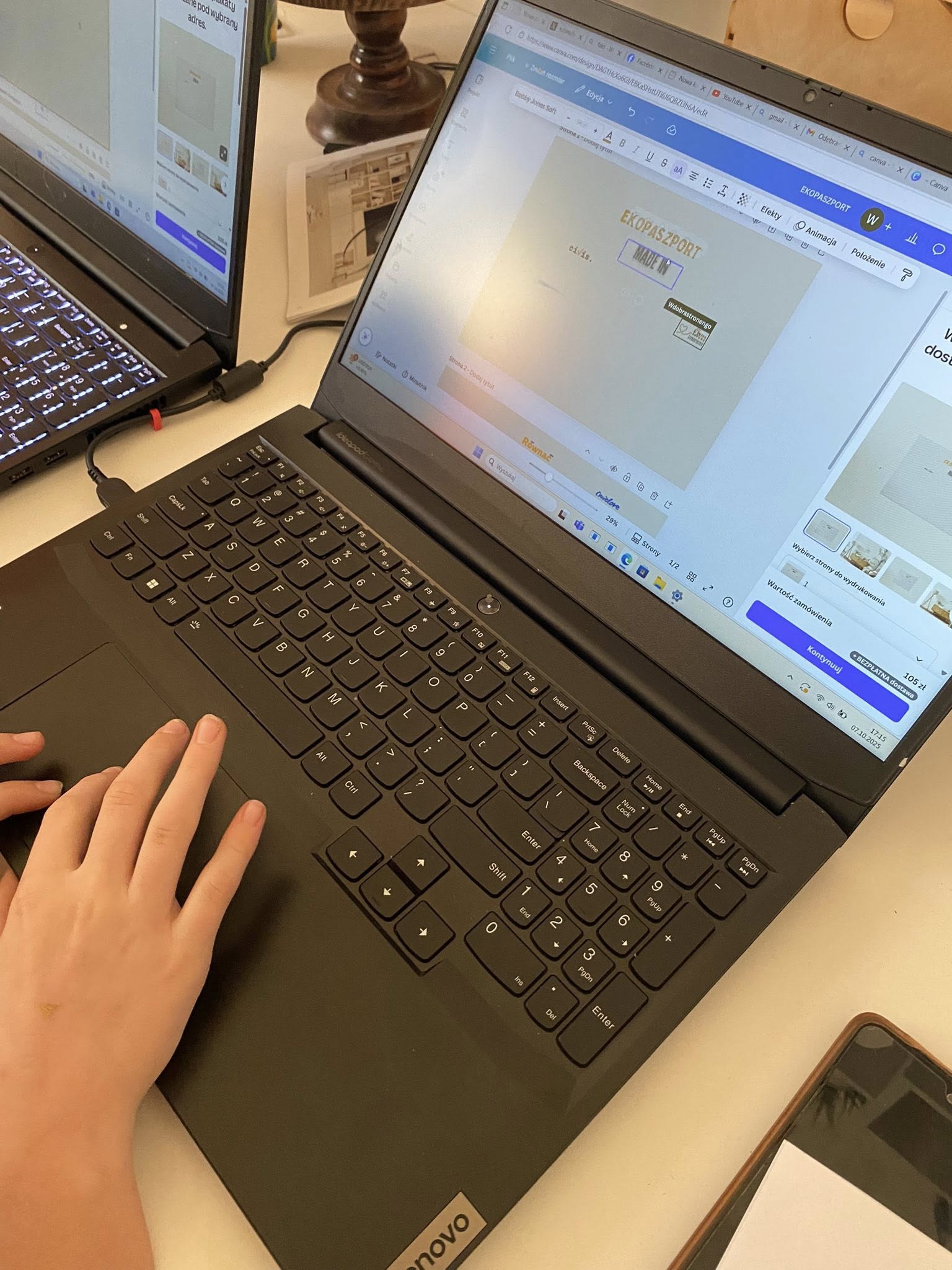 zdjęcie rąk dziecka piszących na klawiaturze