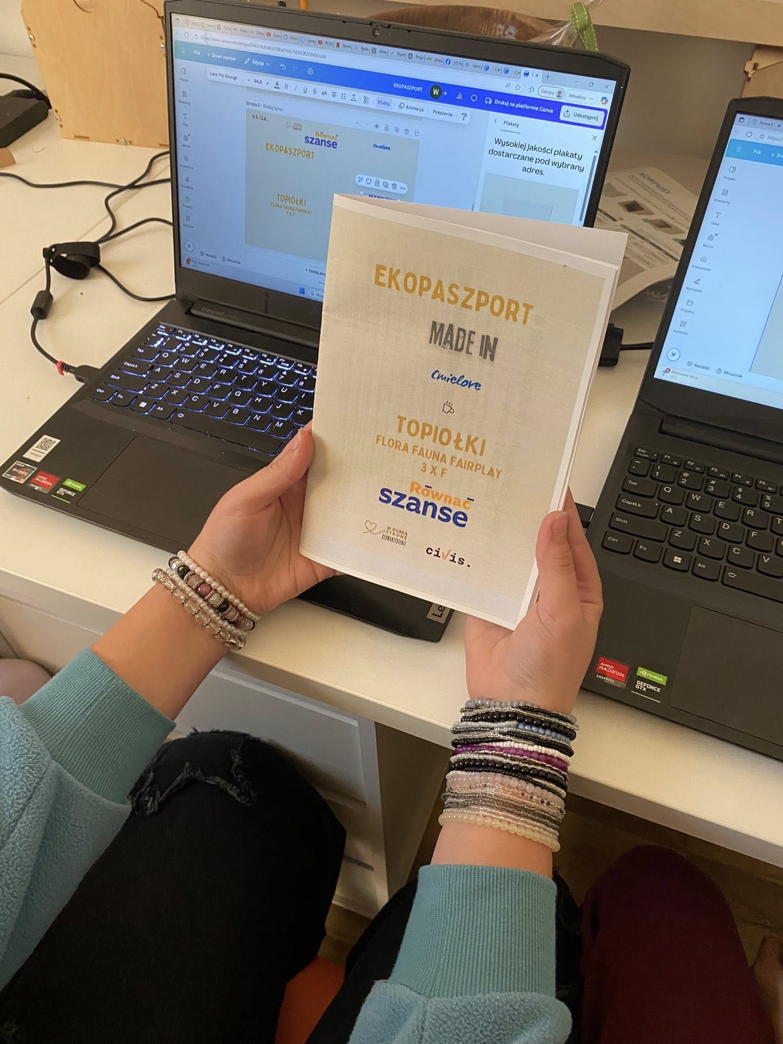 zdjęcie kobiecych dłoni trzymających wydrukowany paszport