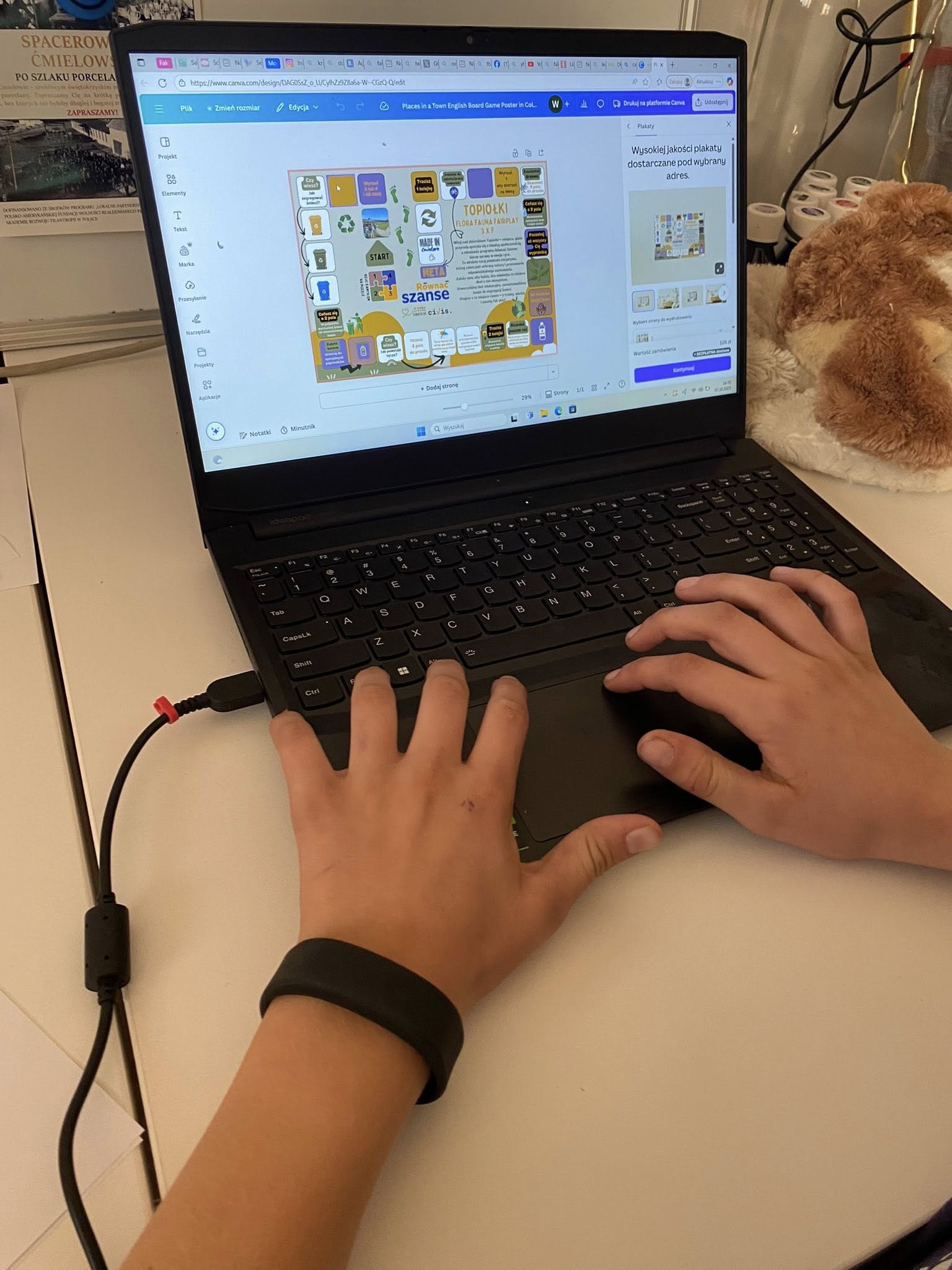 zdjęcie męskich rąk piszących na klawiaturze laptopa