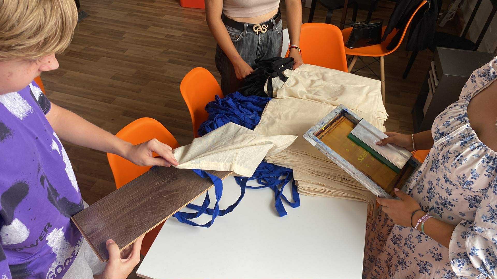 na zdjęciu dwie osoby pakujące upominki do toreb