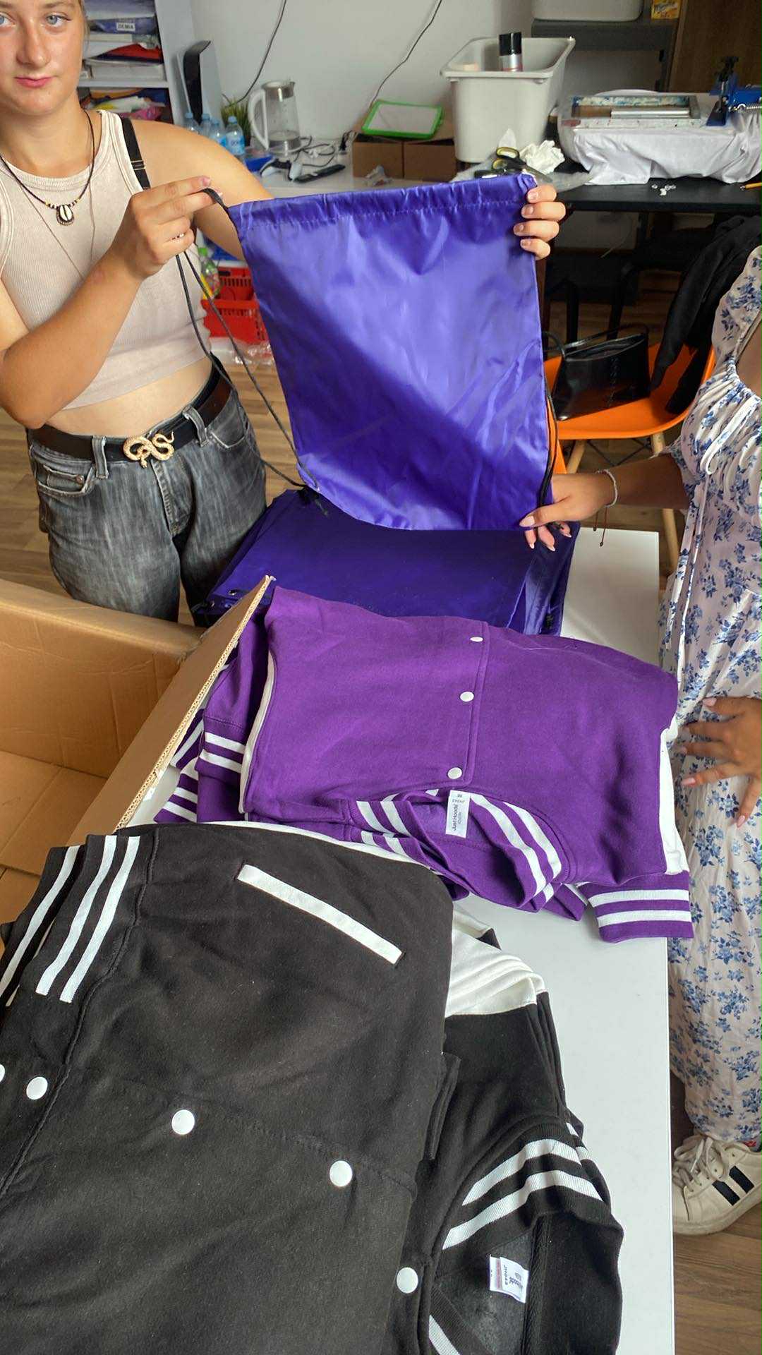 na zdjęciu dwie kobiety pokazujące worek do zdjęcia