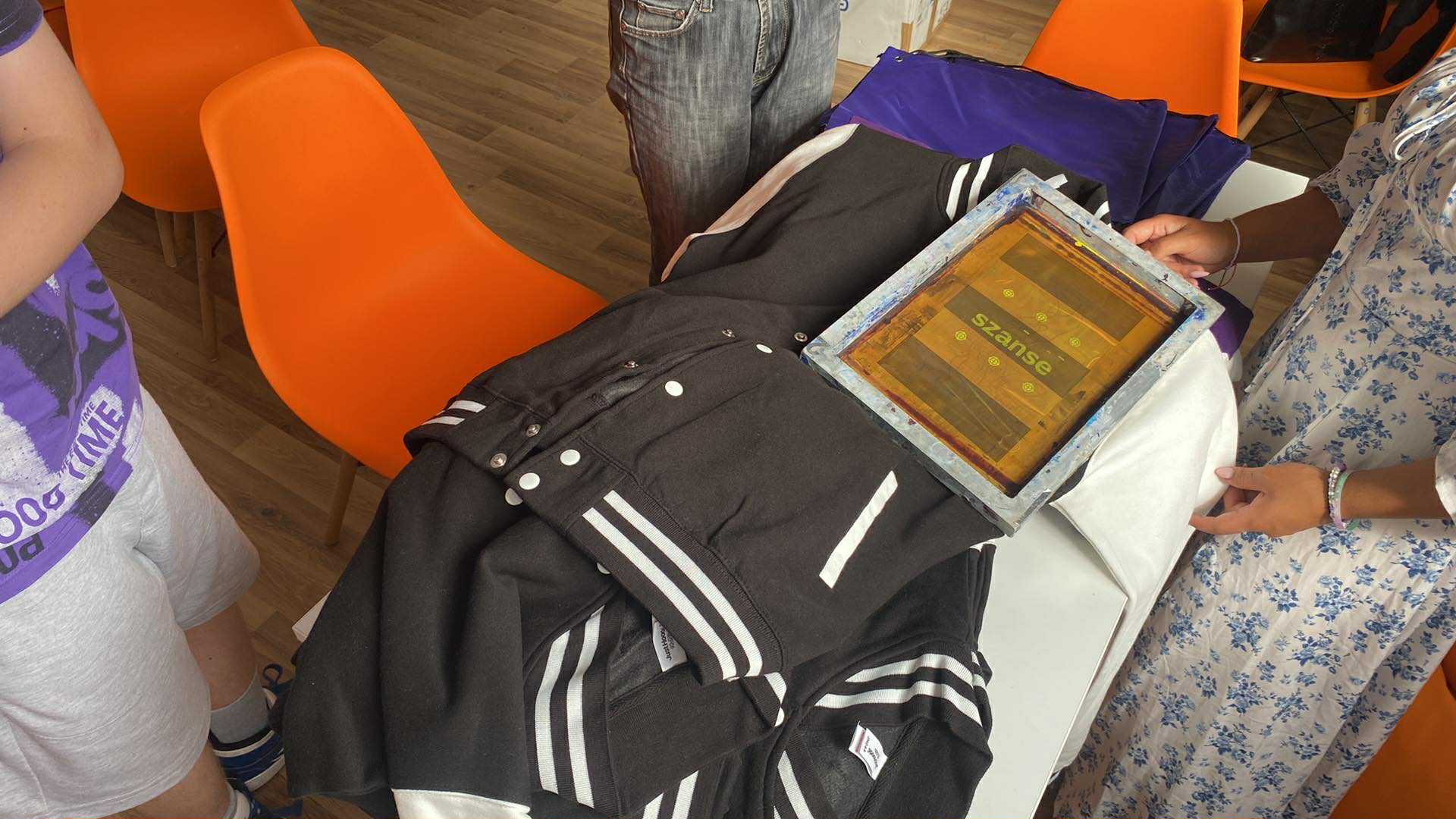 na zdjęciu bluzy leżące na stoliku