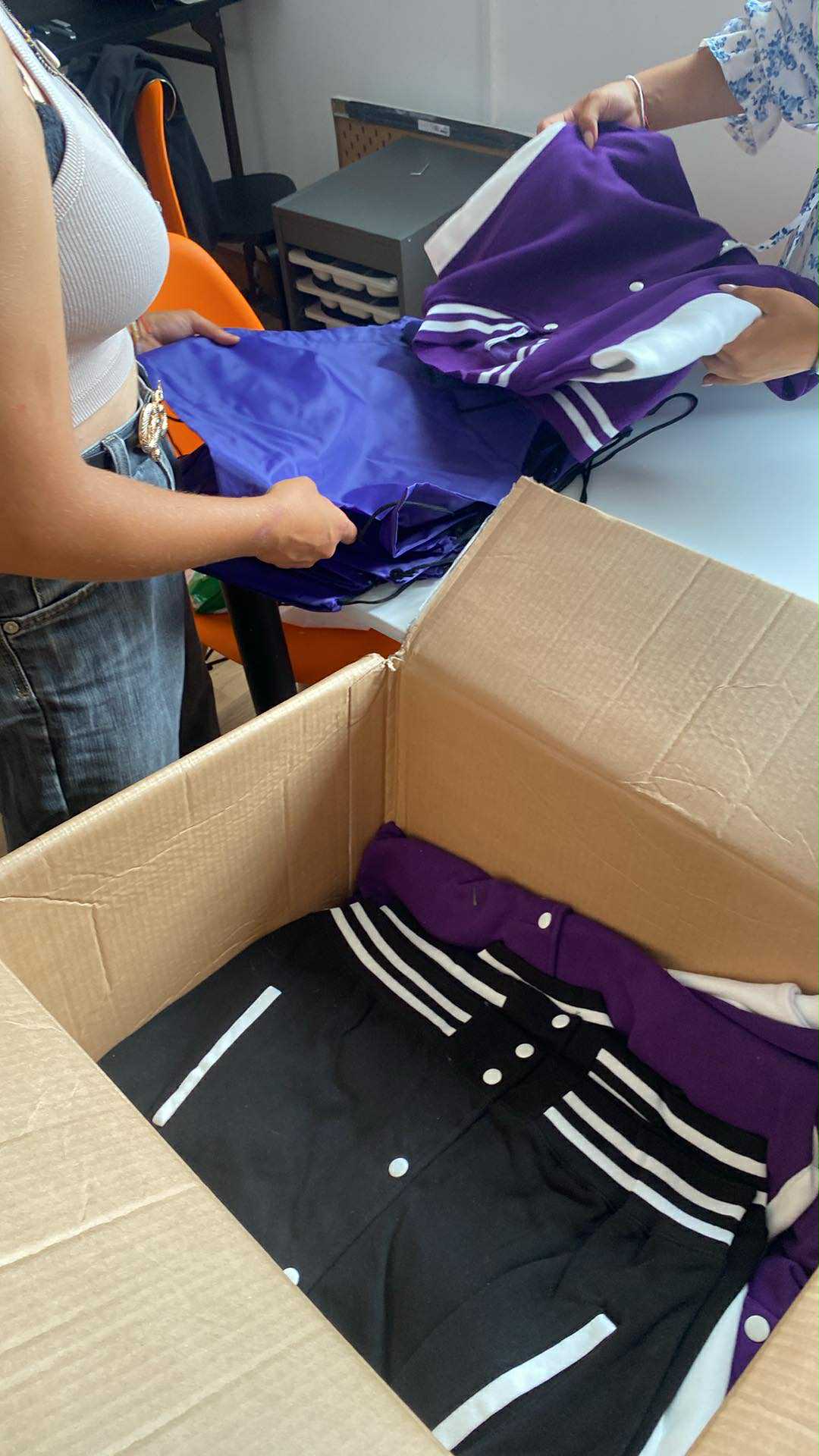 na zdjęciu bluzy w kartonie