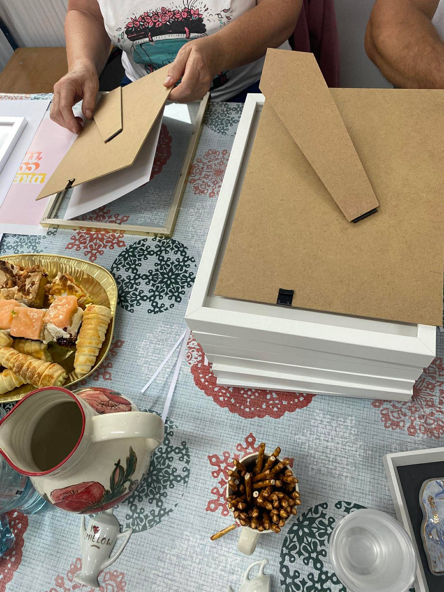 Kadr przedstawiający osoby wykonujące plakaty inspirowane ćmielowską porcelaną.