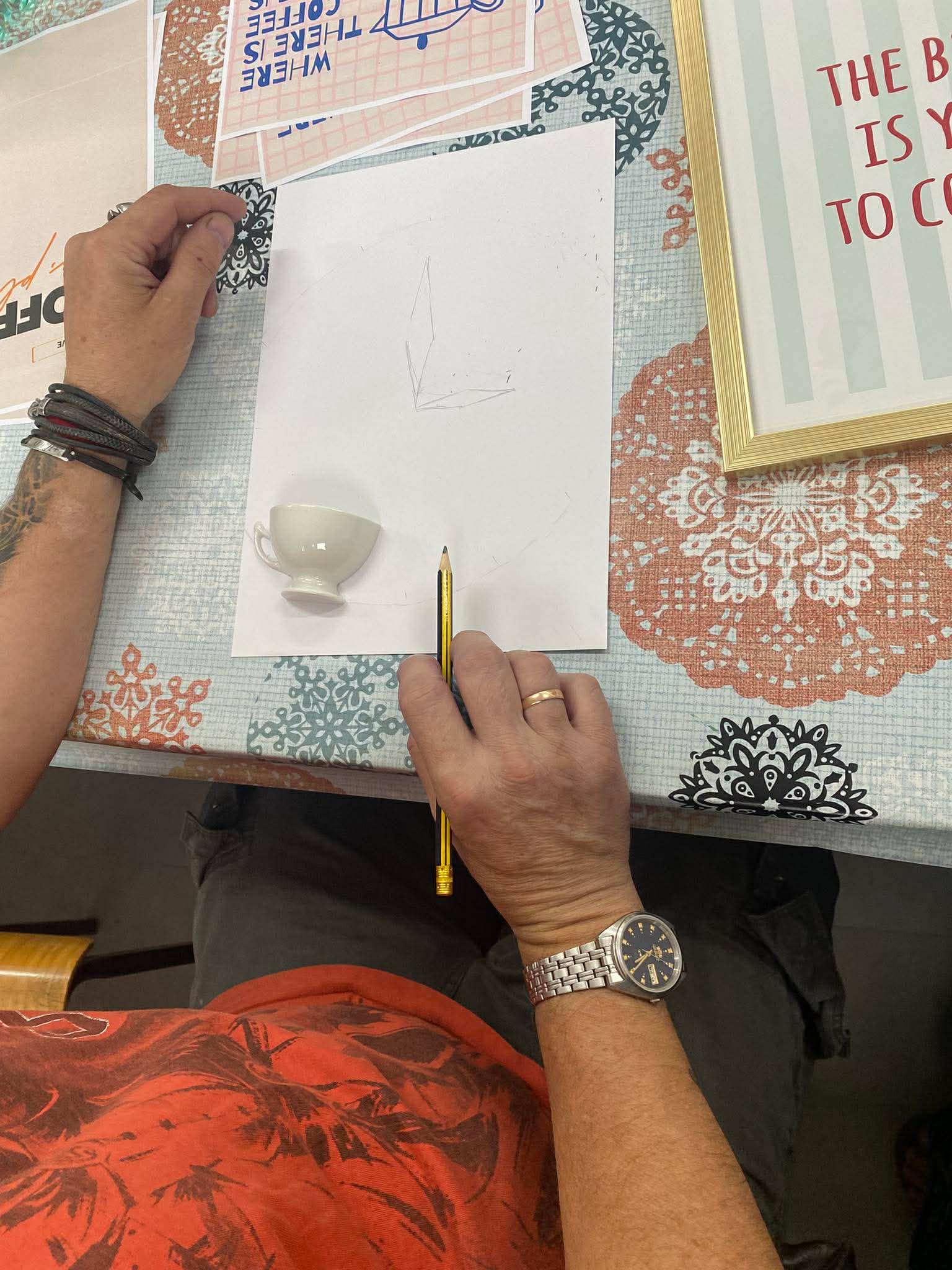Kadr przedstawiający osoby wykonujące plakaty inspirowane ćmielowską porcelaną.