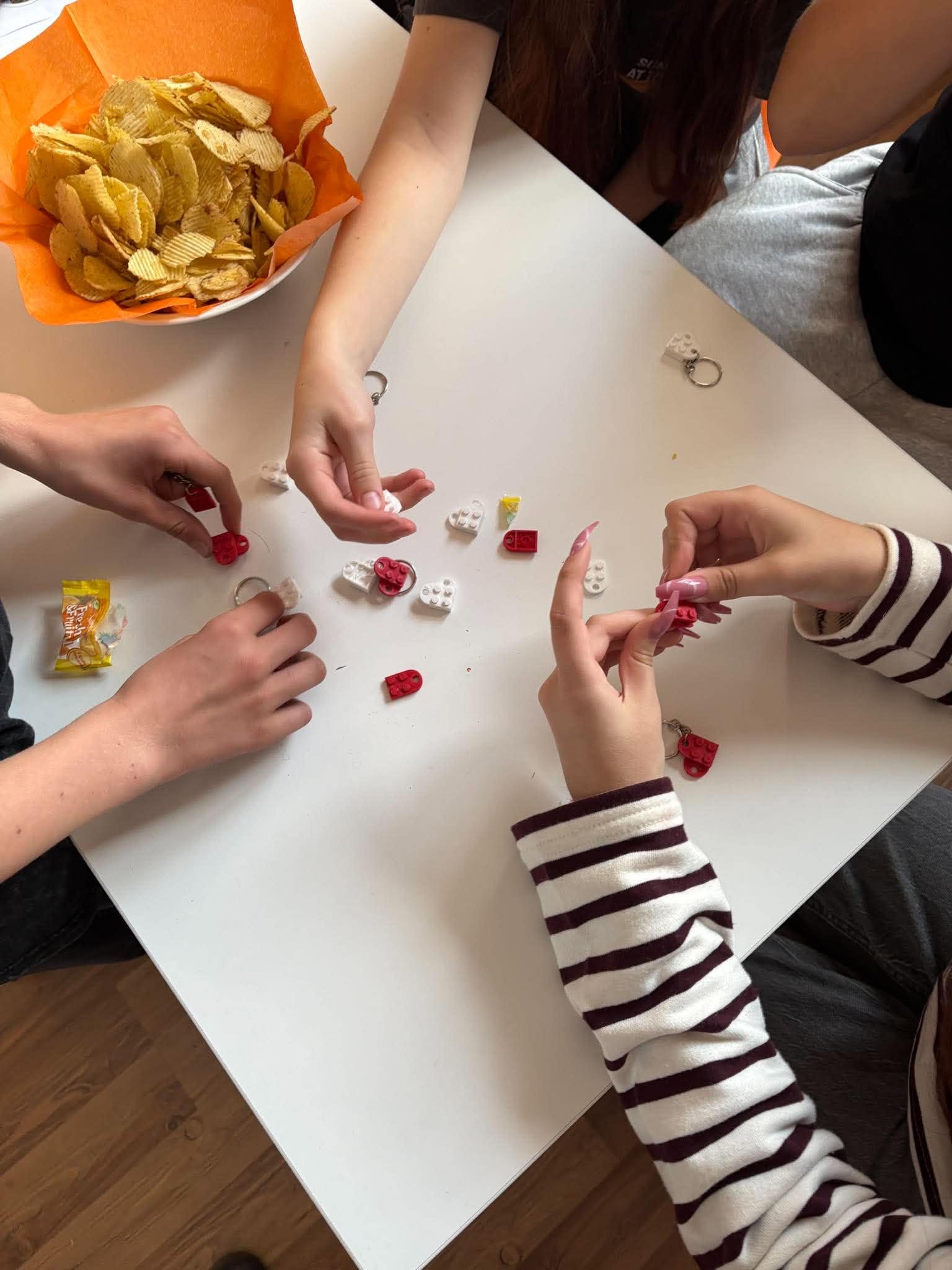 Klocki Lego trzymane w dłoni.