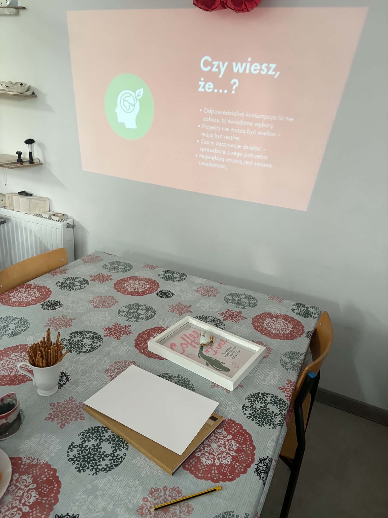 Prezentacja wyświetlona na ekranie.