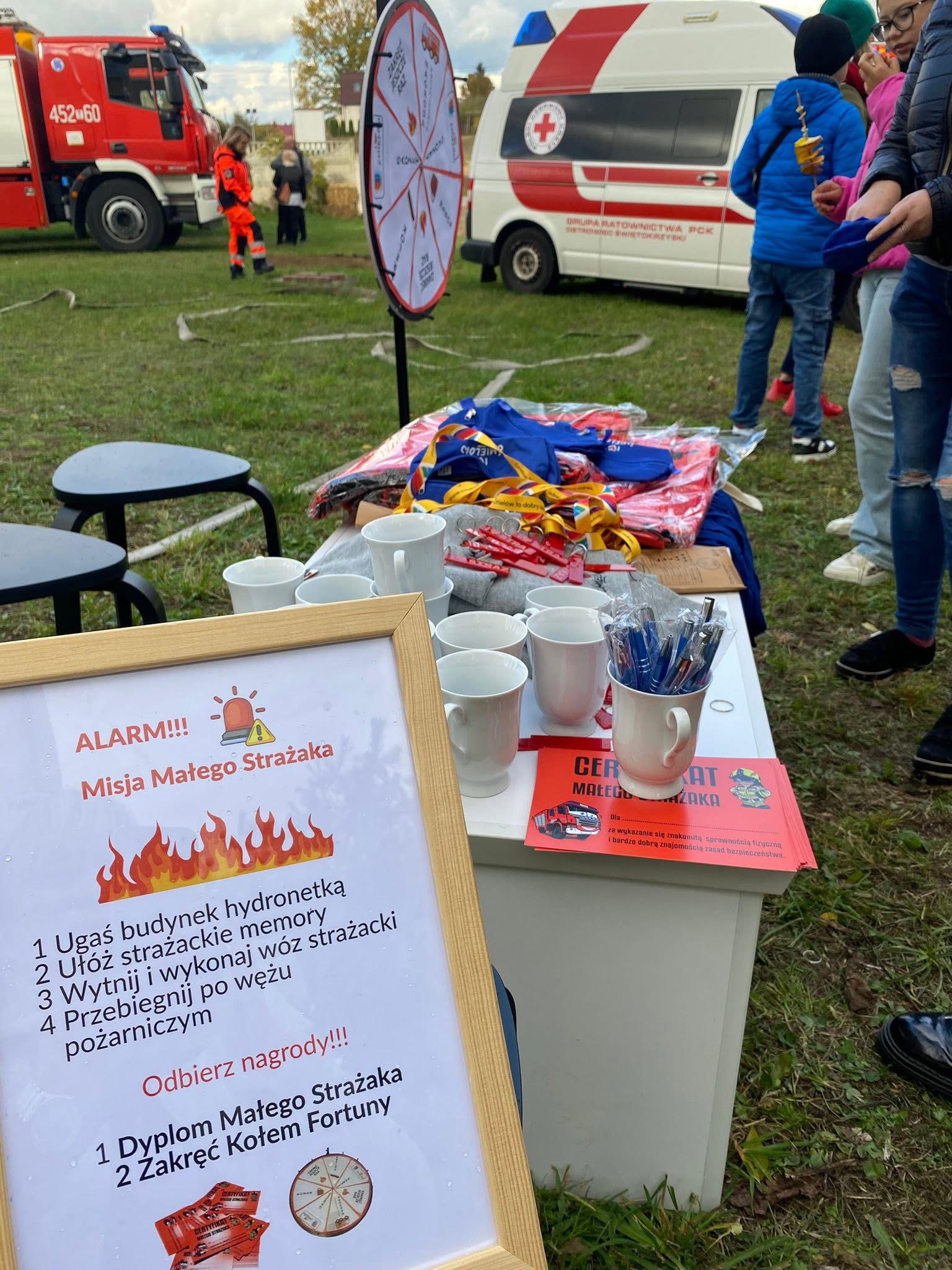 Stół z gadżetami.