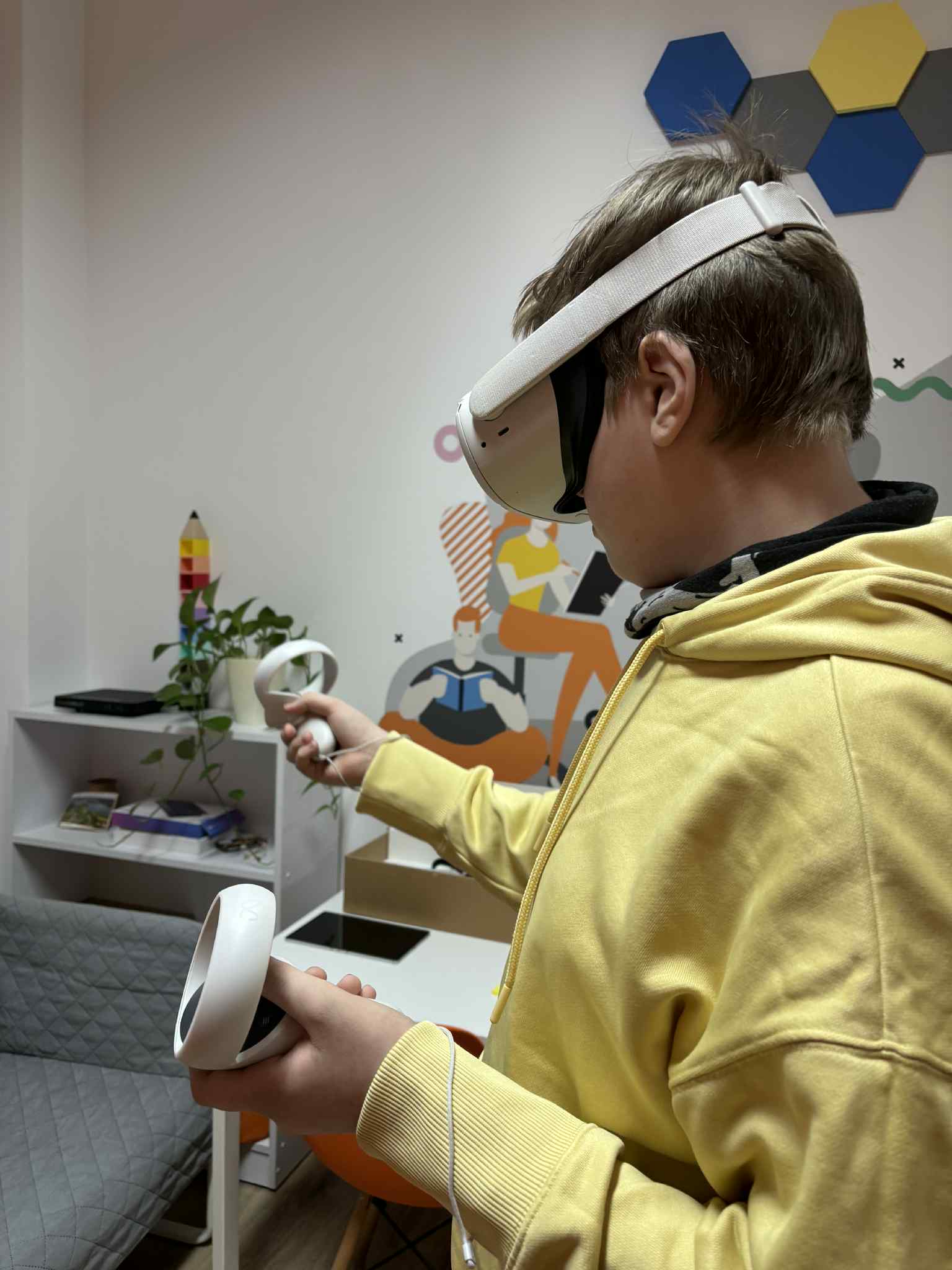 chłopiec w goglach VR na głowie