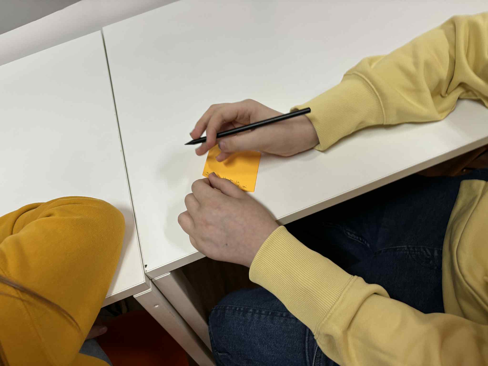 zdjęcie rąk z kartką i długopisem