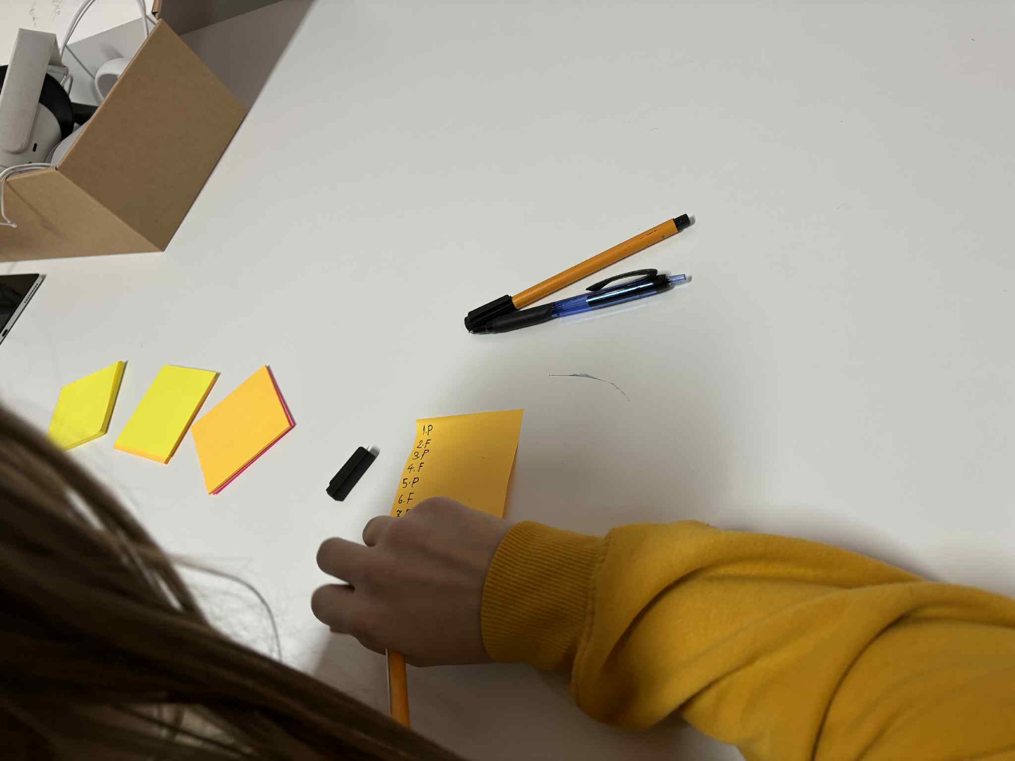 zdjęcie dziewczynki zapisującej coś na kartce