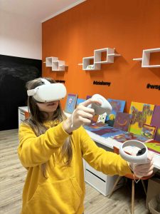 dziewczynka w goglach VR na głowie