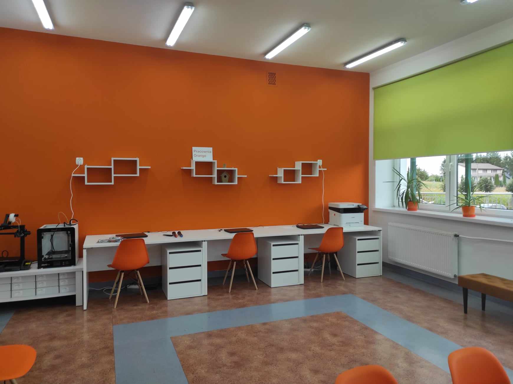 biurka z laptopami w pracowni orange