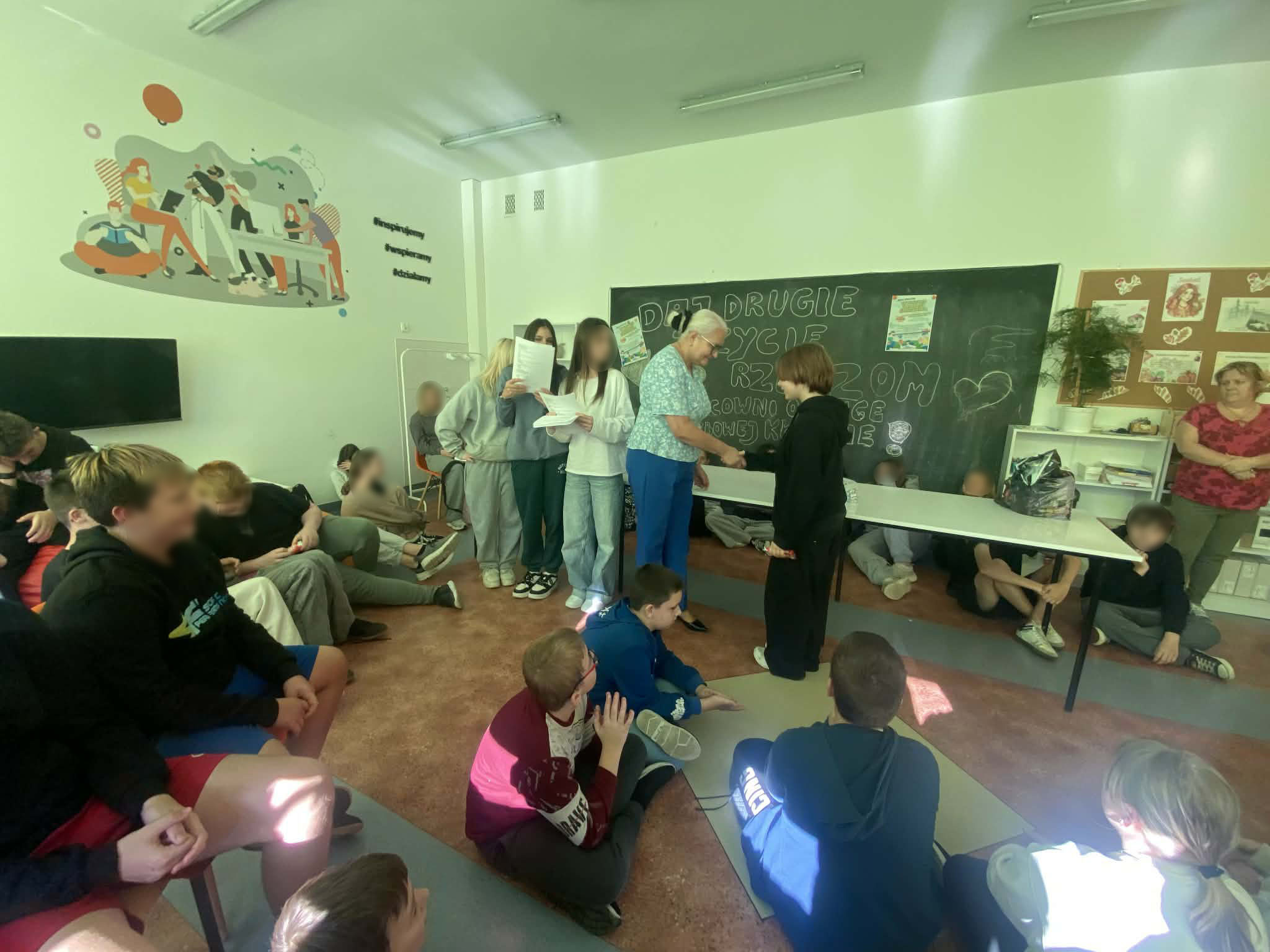 Wręczanie pamiątkowych dyplomów.