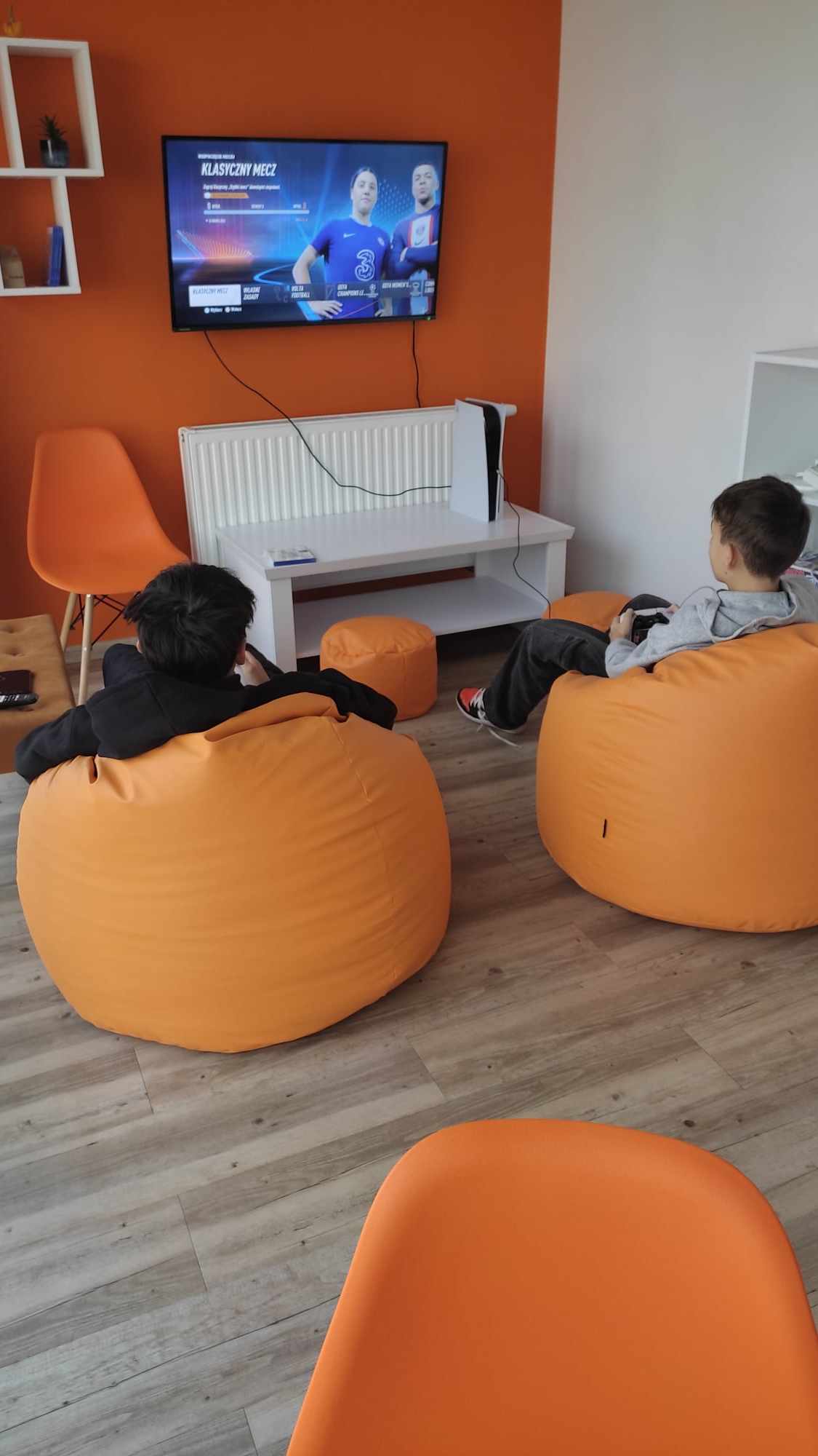 Dwójka dzieci podczas gry na playstation.