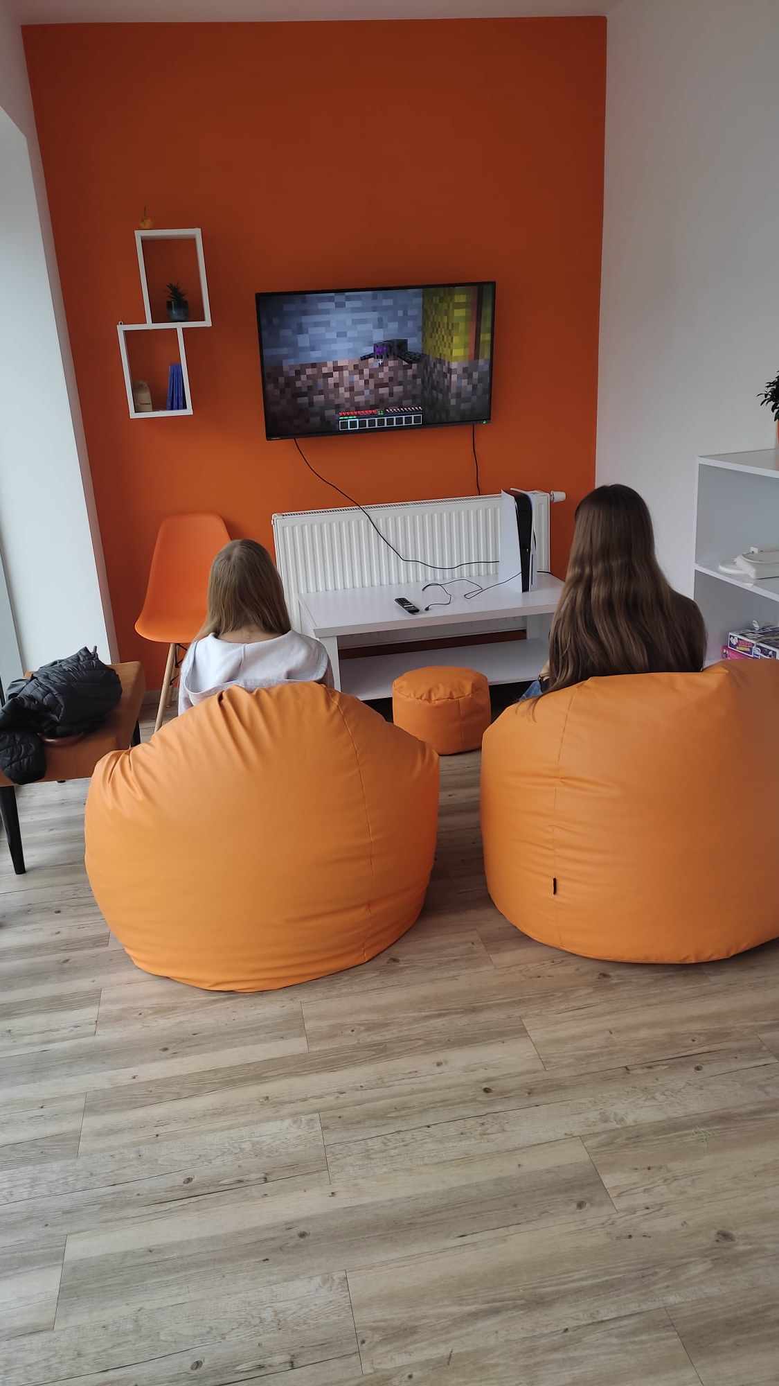 Dwójka dzieci podczas gry na playstation.