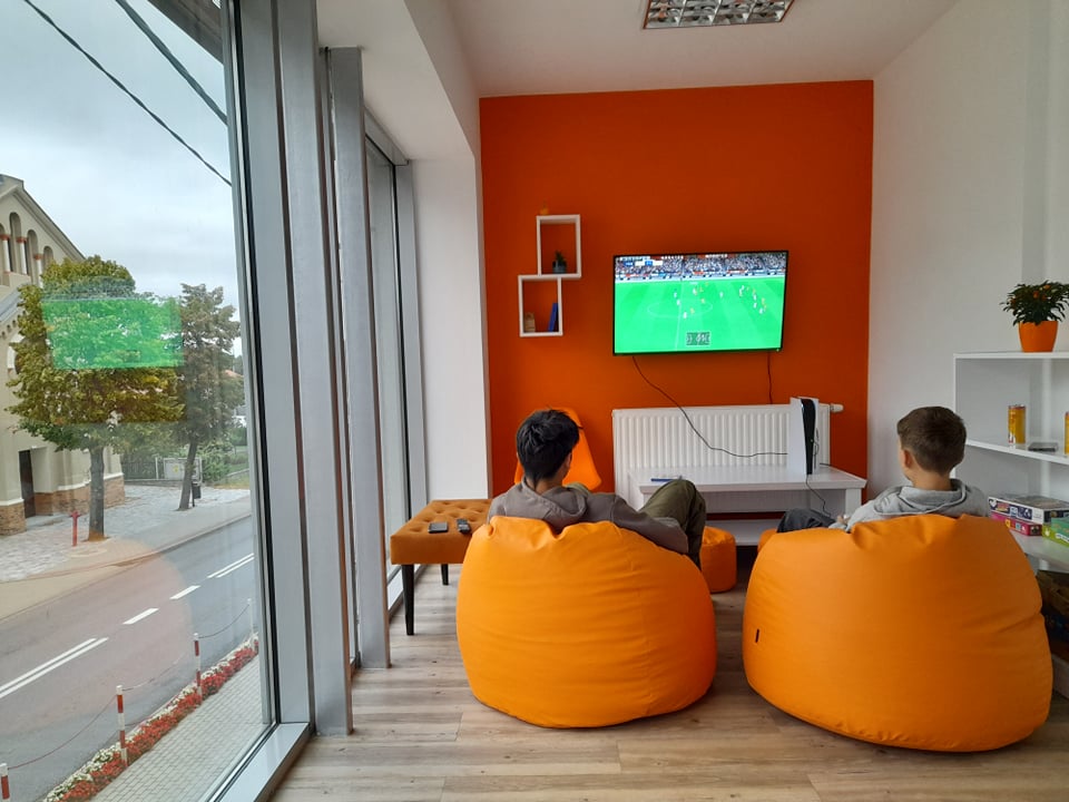 Dwójka dzieci podczas gry na playstation.