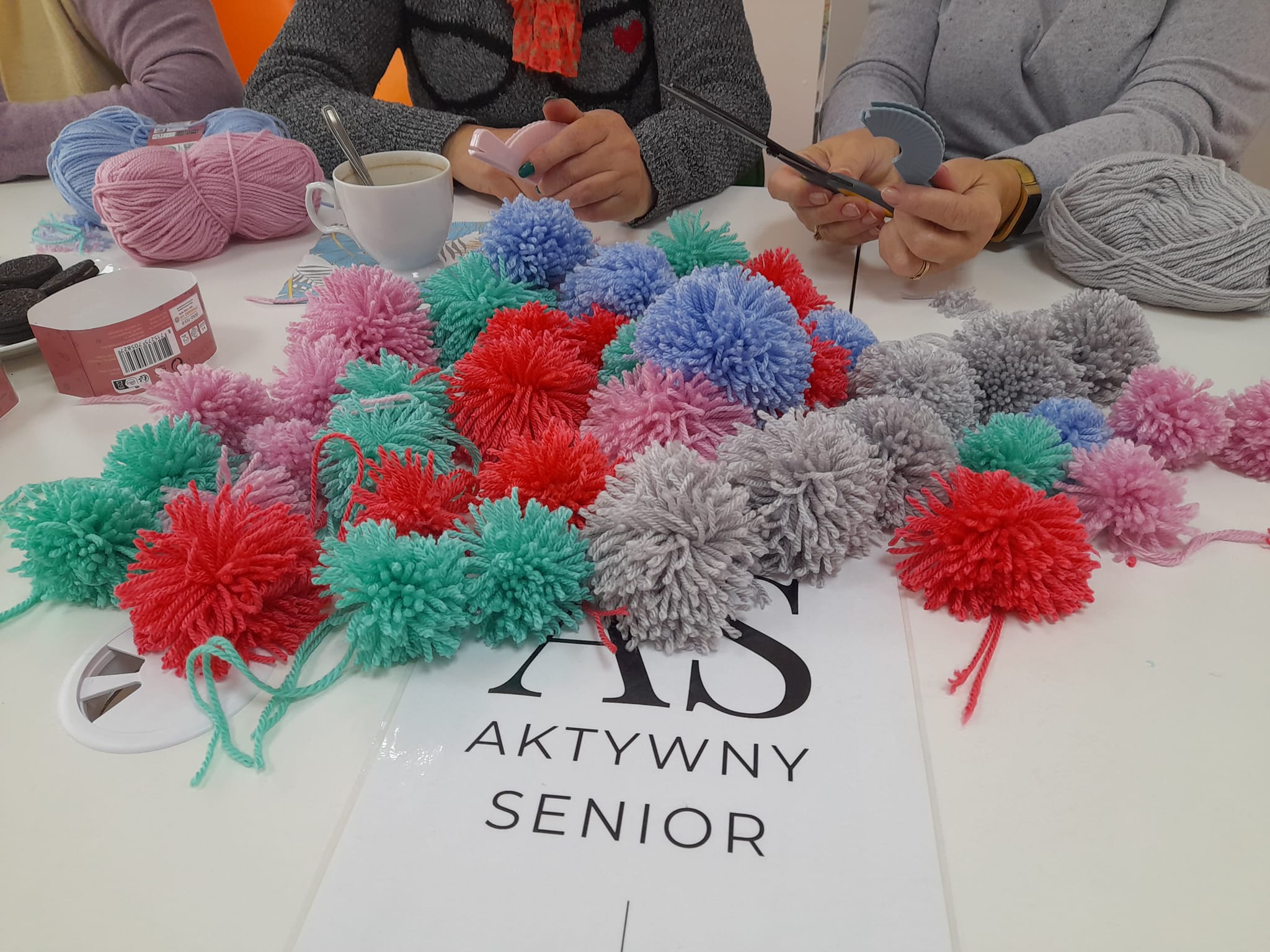 Kolorowe, wełniane pompony.