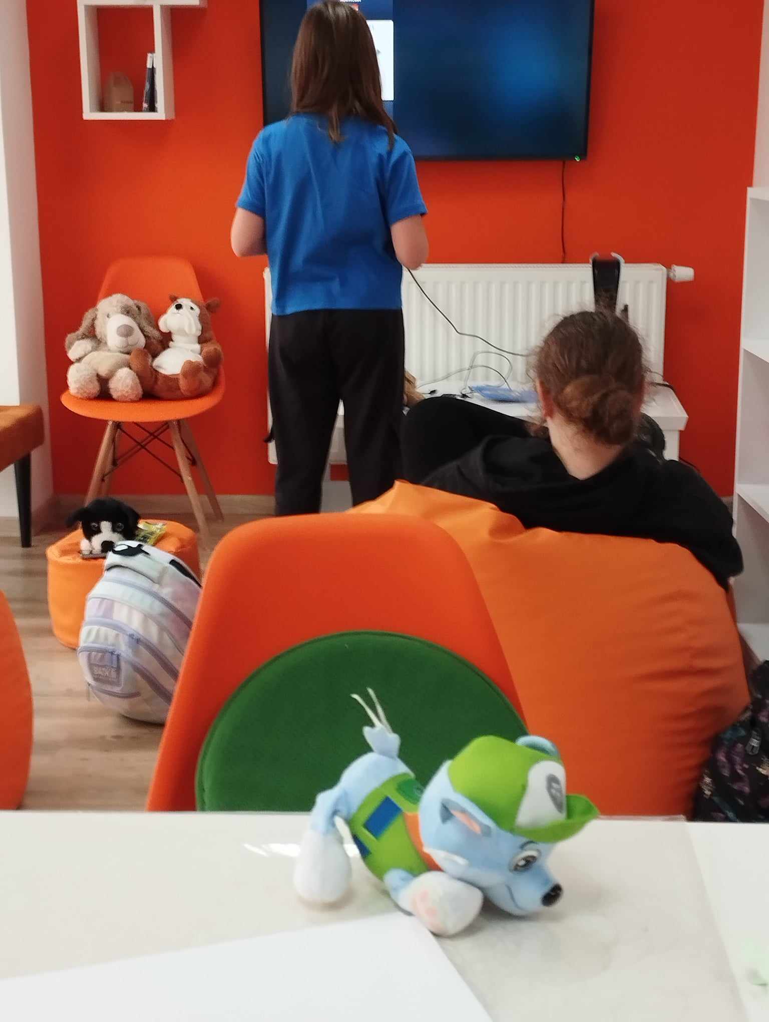 Dwie osoby grające na konsoli.