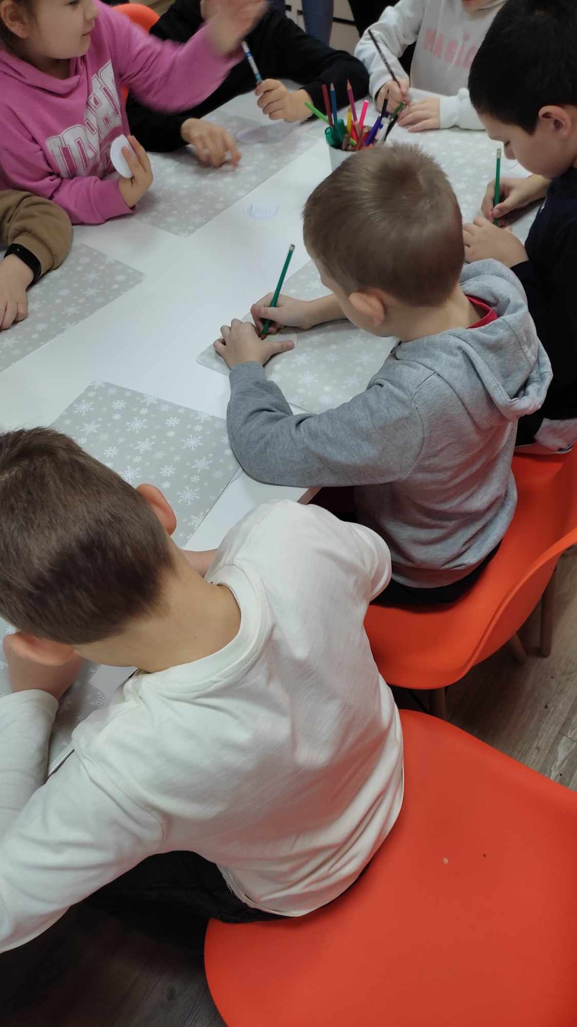 Dzieci malują na kartkach papieru.