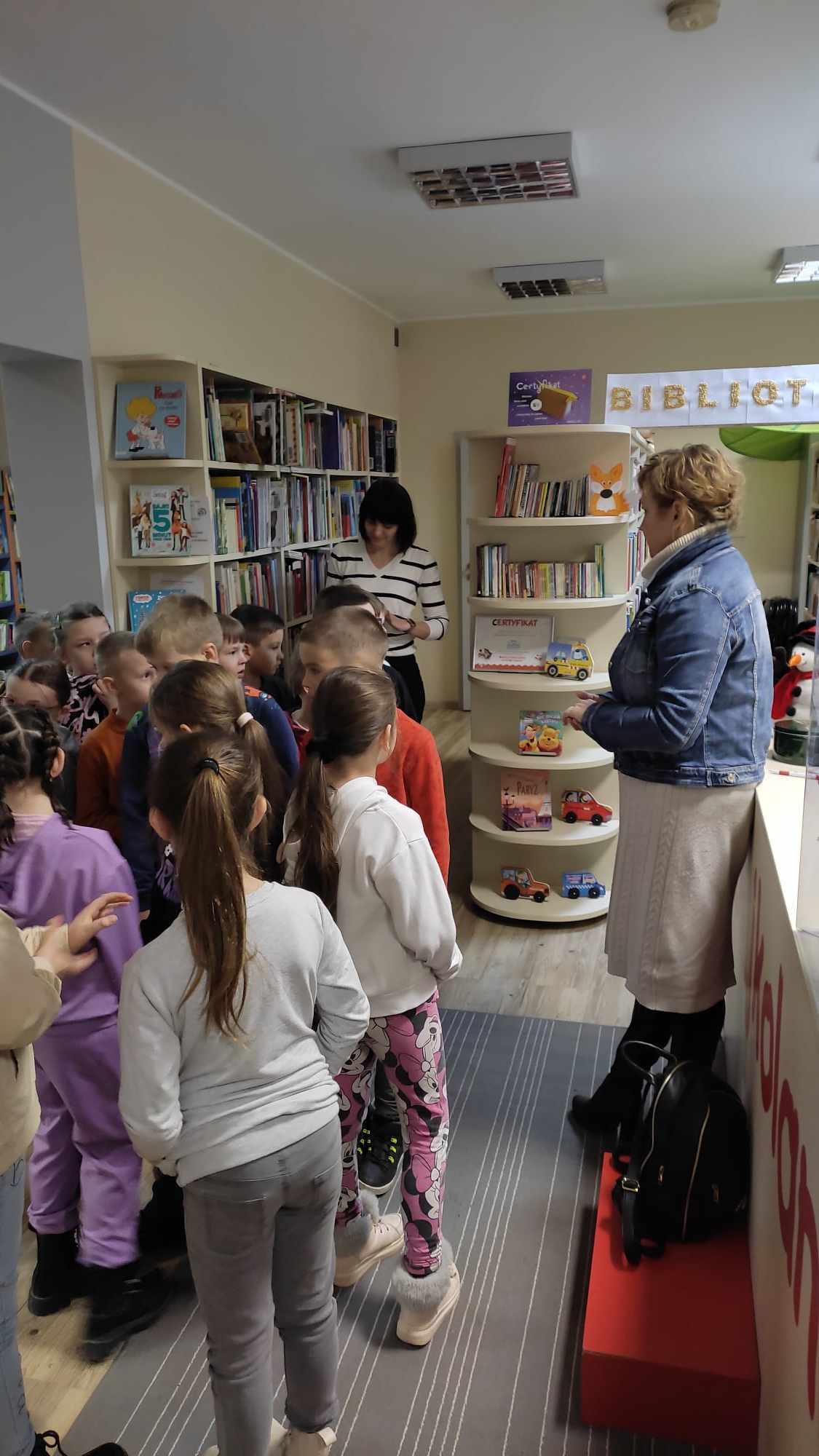 Grupa dzieci w bibliotece.