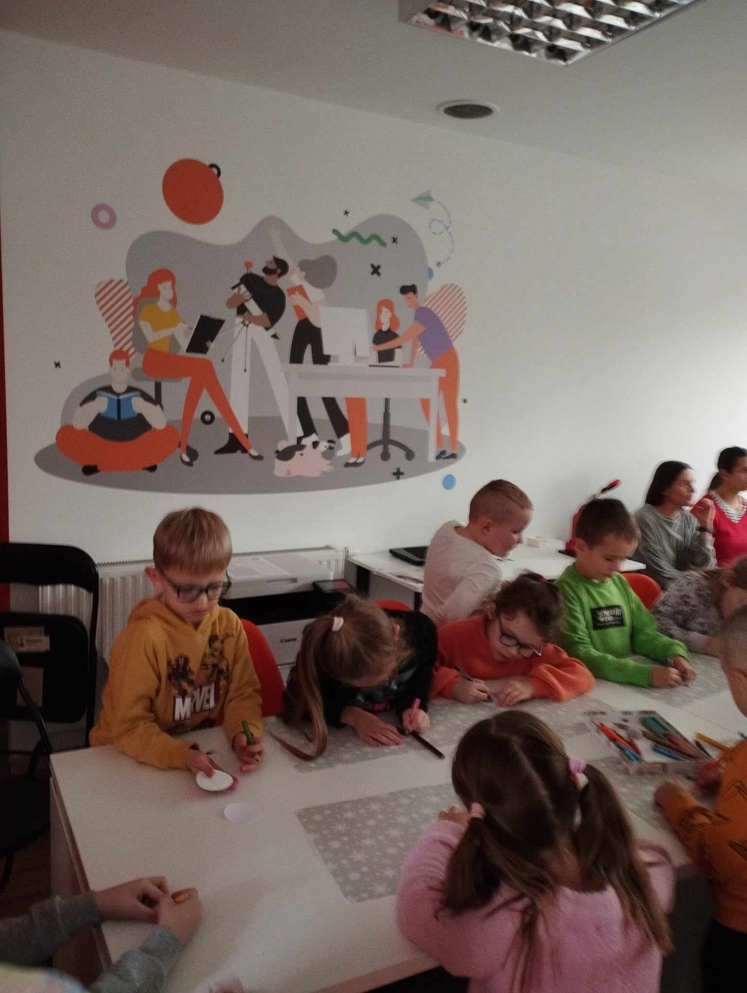 Grupa dzieci w Pracowni Orange.