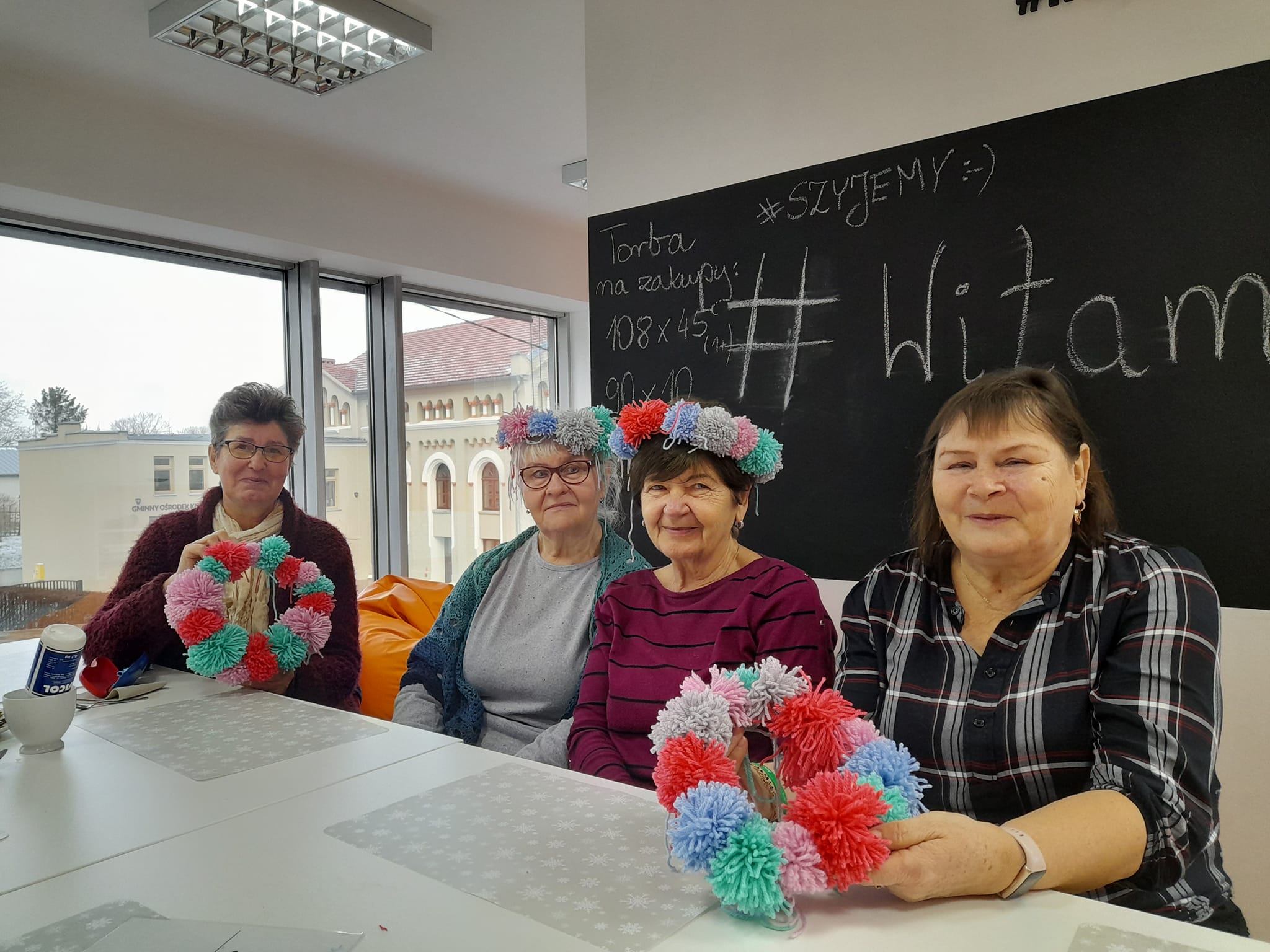 Cztery uczestniczki warsztatów ze zrobionymi wiankami.