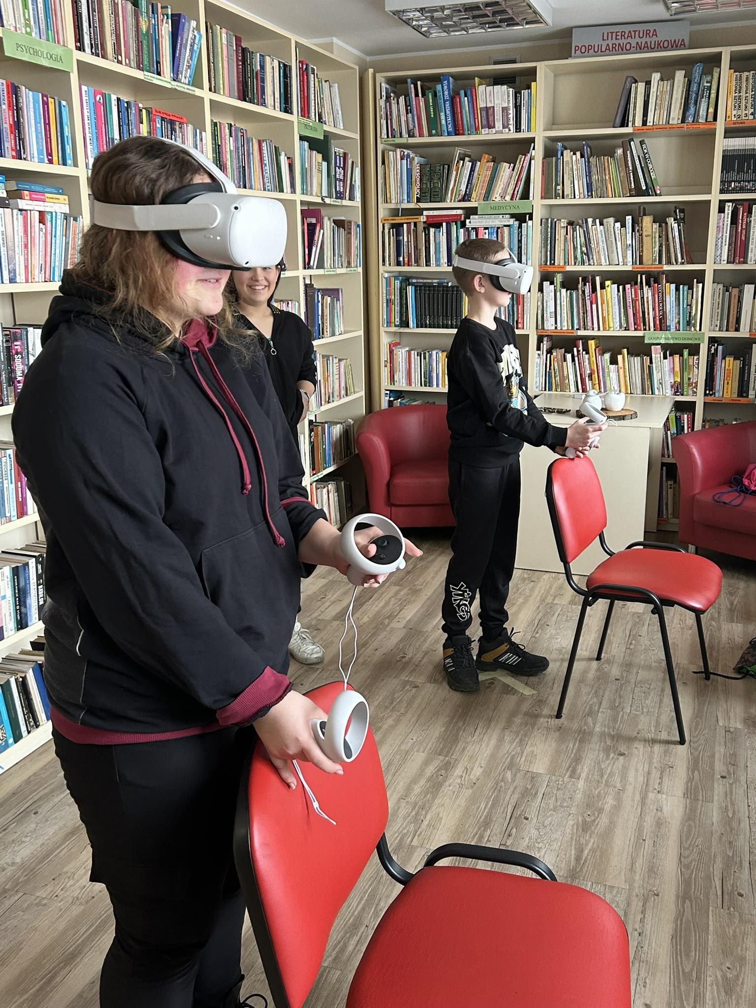 Dwie osoby korzystające z gogli VR.