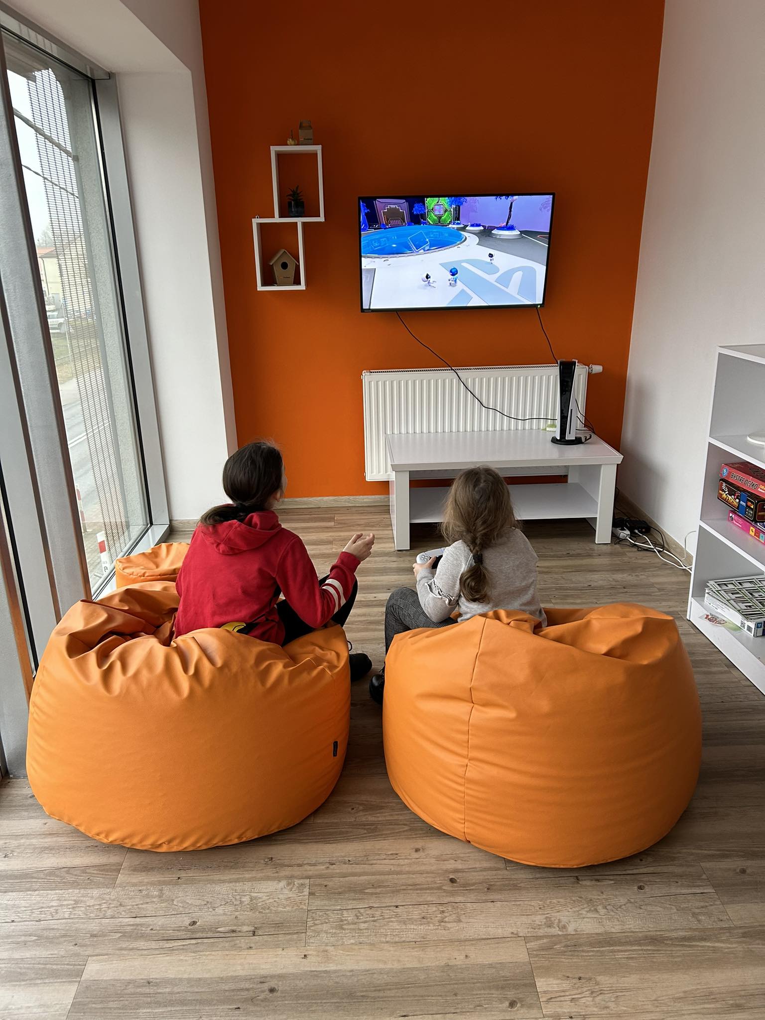Dwie dziewczynki grają na playstation.