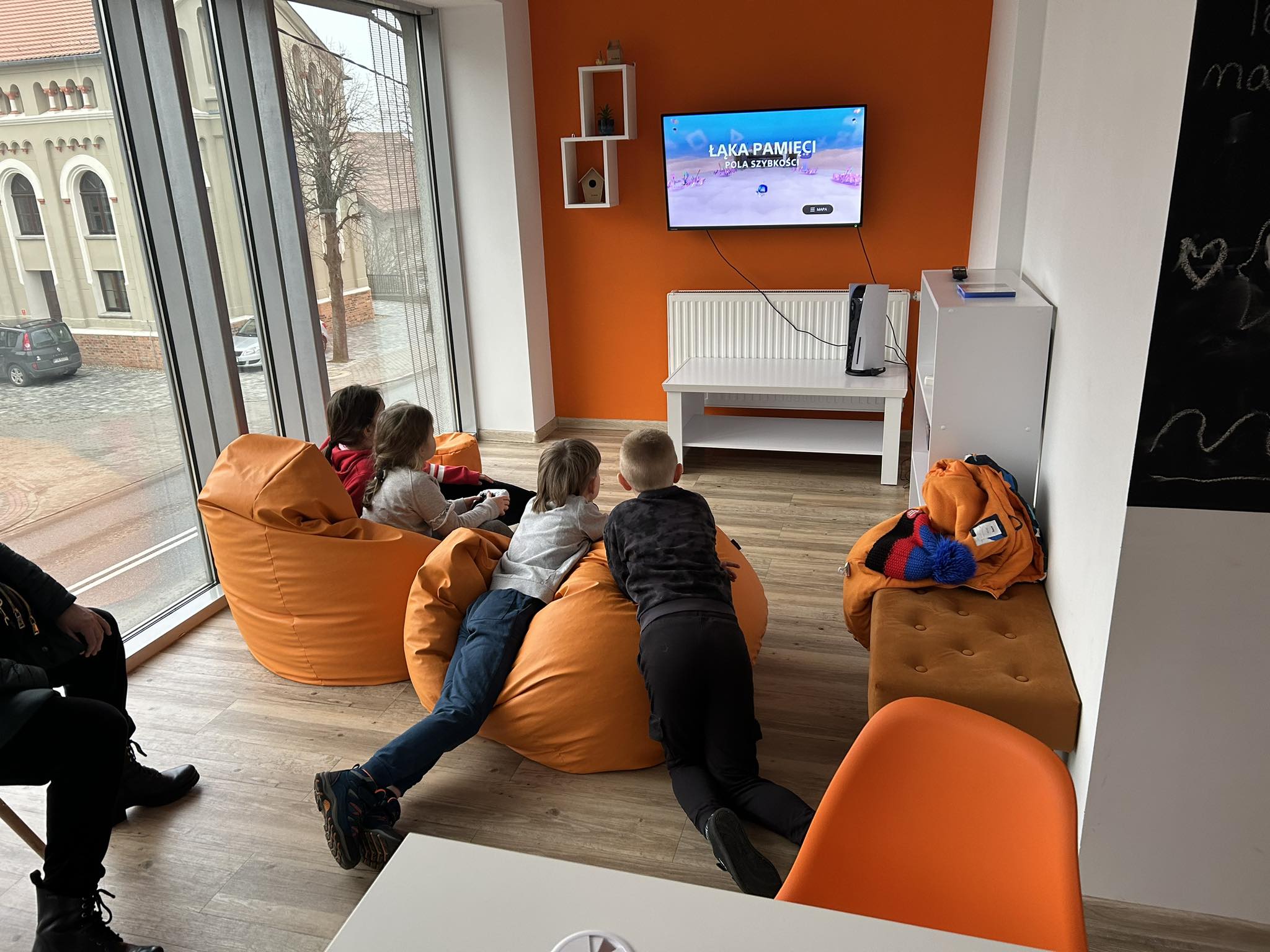 Grupa dzieci gra na playstation.